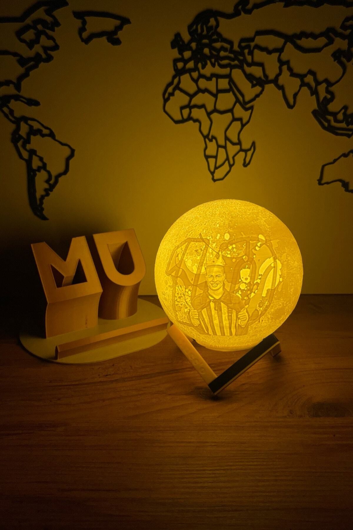 MUCC Alex Efsane Fenerbahçe Fotoğraflı 3d Dekoratif Ay Lambası Gece Lambası Moon Lamp Standlı Pilli(13CM)