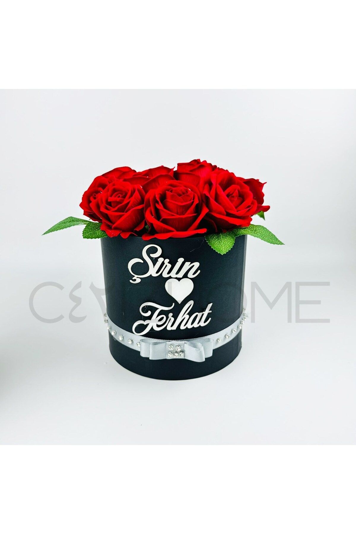 CyzHome Söz Nişan Çiçek, Kız İsteme Kırmızı Kadife Gül Detaylı Siyah Yuvarlak Kutu