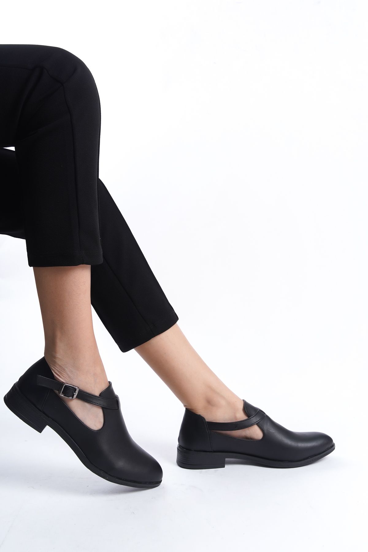 Moda Değirmeni Siyah Cilt Kadın Tokalı Günlük Ayakkabı BG1011-112-0002