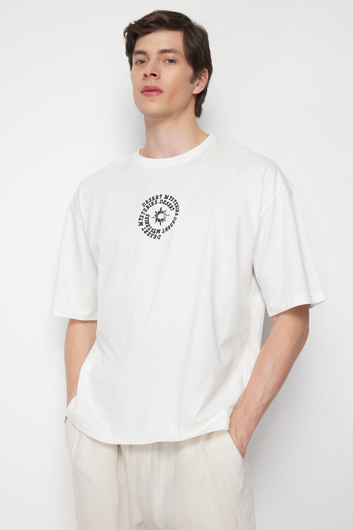 TRENDYOL MAN Ekru  Oversize/Geniş Kesim Yazı Nakışlı %100 Pamuk T-shirt TMNSS24TS00050