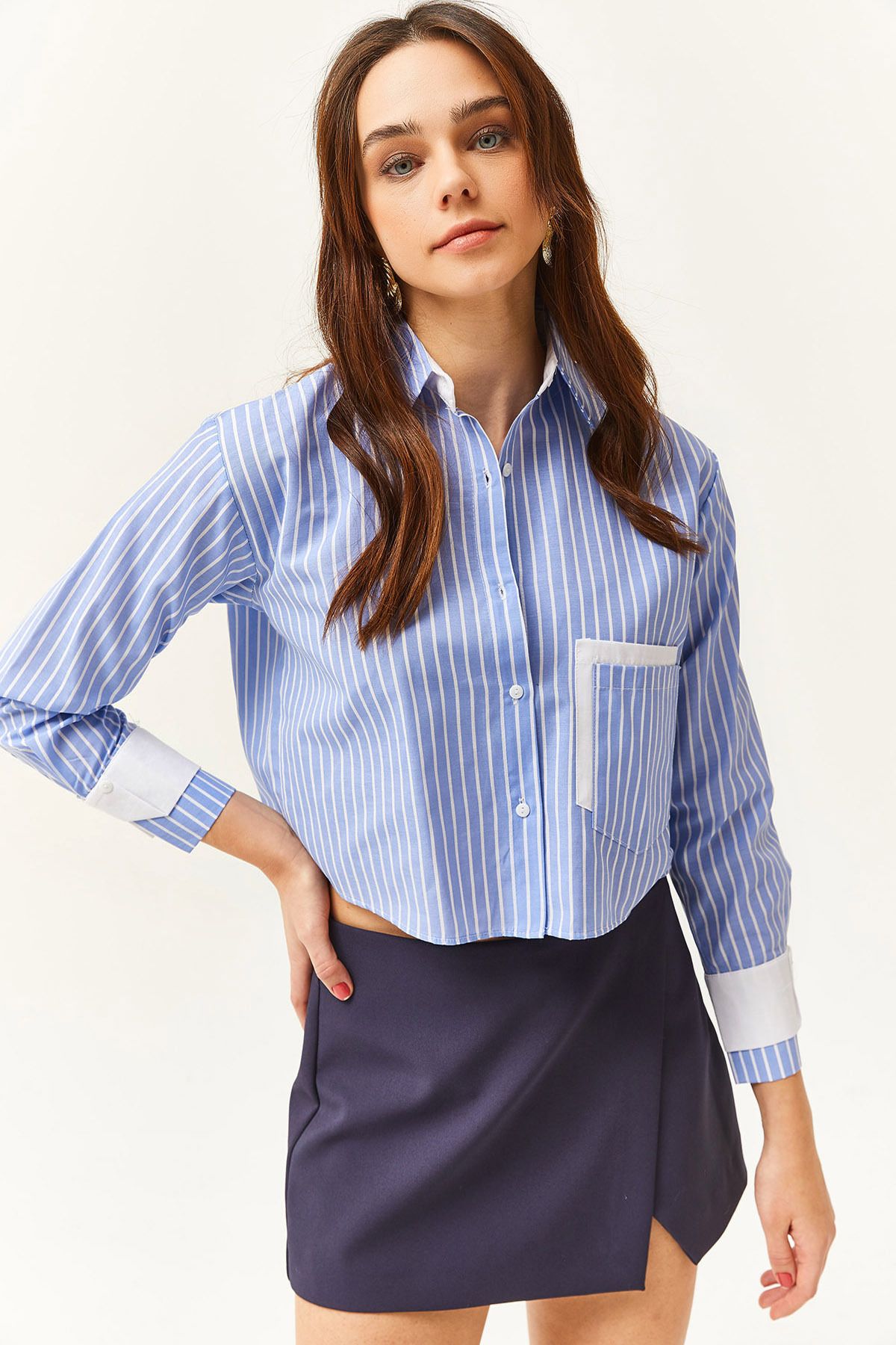 Olalook Kadın Mavi Beyaz Cep ve Manşet Detaylı Çizgili Crop Gömlek GML-19001169