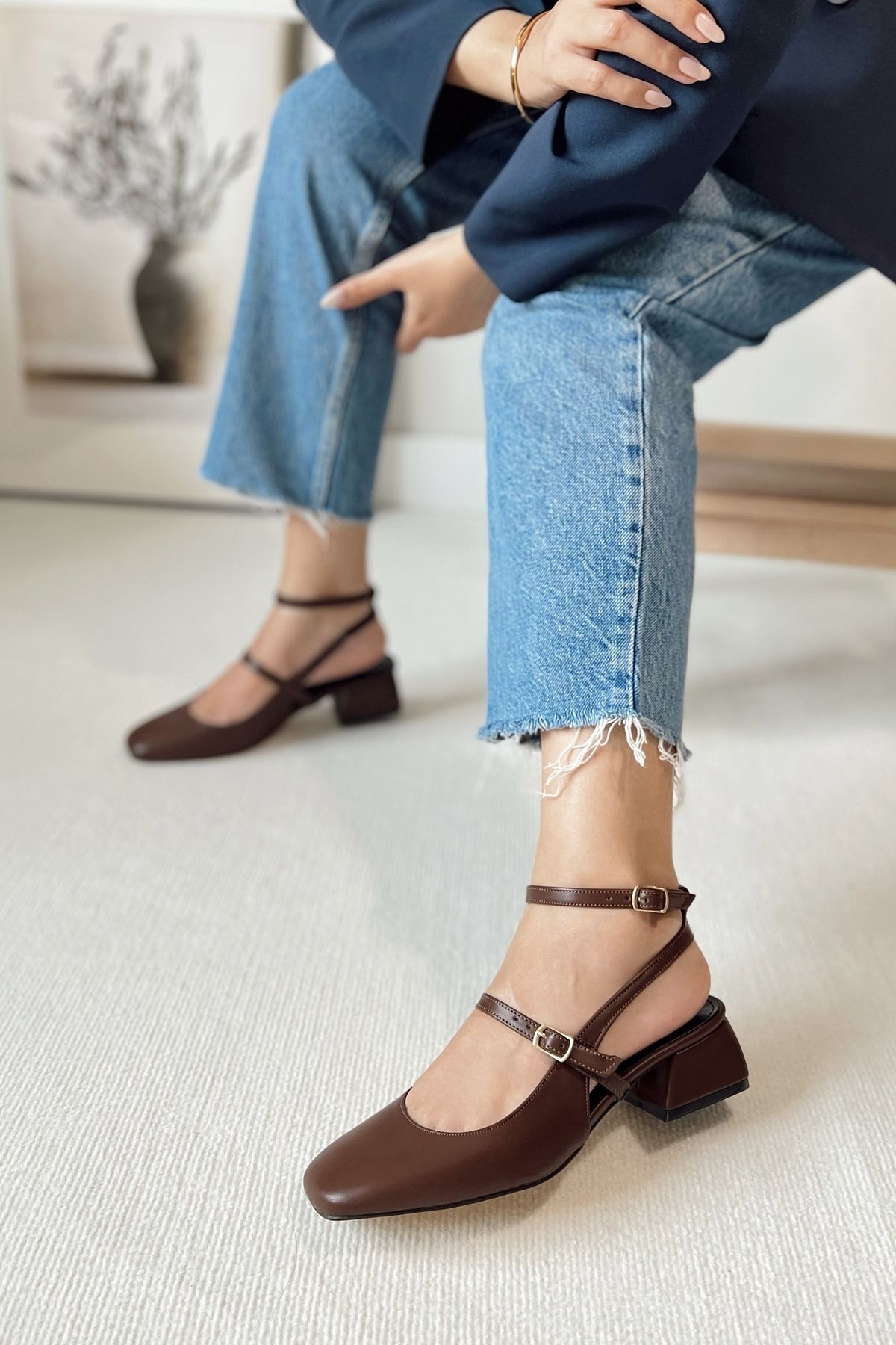 POLKA STORE Kadın Mary Jane Kahverengi Mat Deri Arkası Açık Kare Burunlu Baretli Kısa Blok Topuklu Ayakkabı