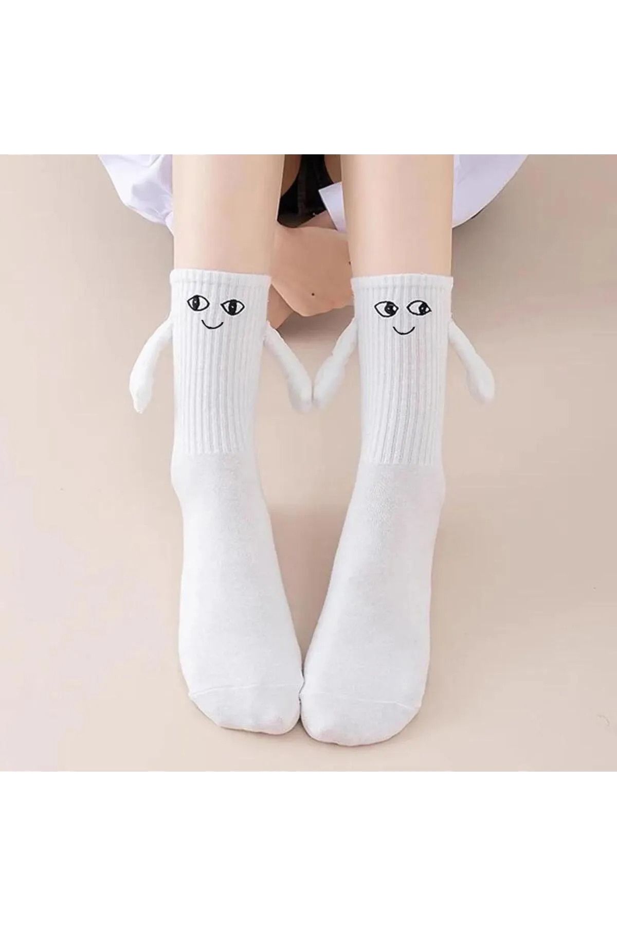 Socks Stations Ünisex Beyaz El Ele Tutuşan Mıknatıslı Sevgili Çorabı Spor Çorap (1 ADET)