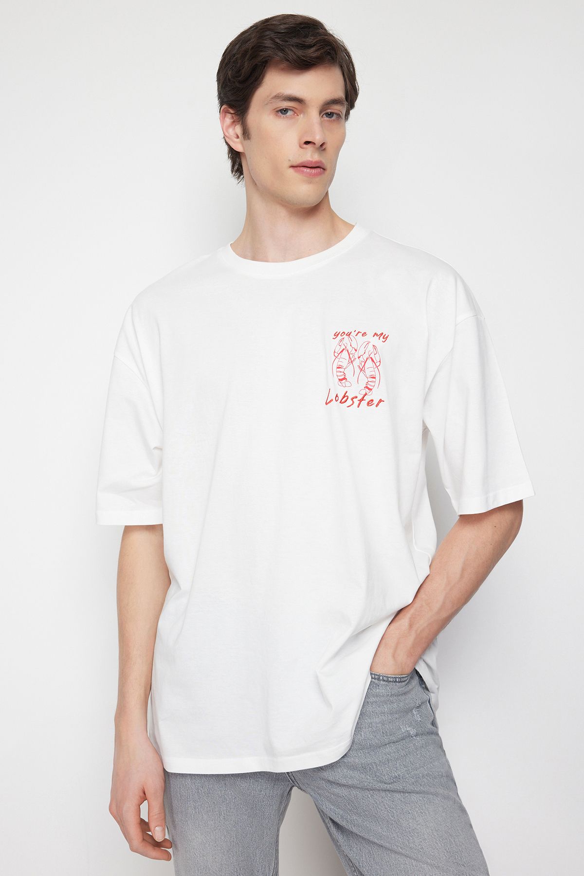 TRENDYOL MAN Ekru  Oversize/Geniş Kesim Istakoz Nakışlı %100 Pamuklu T-shirt TMNSS24TS00053
