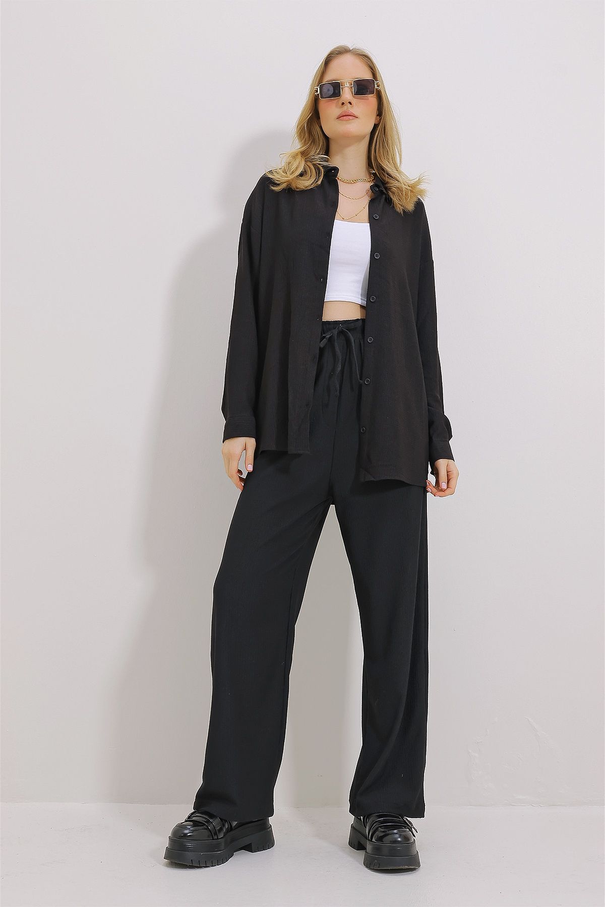 Trend Alaçatı Stili Kadın Siyah Oversize Gömlek Ve Rahat Kesim Krinkıl Pantolon Takım ALC-X9652