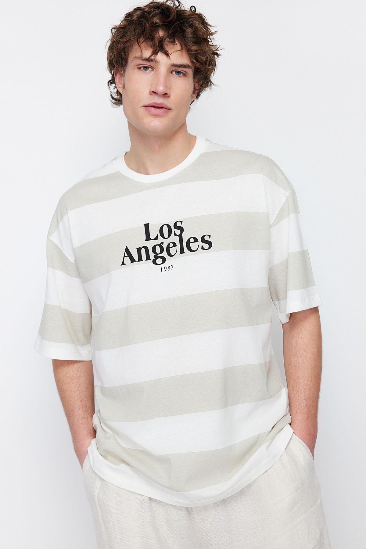 TRENDYOL MAN Taş  Oversize Çizgili Şehir Baskılı %100 Pamuklu T-Shirt TMNSS24TS00062