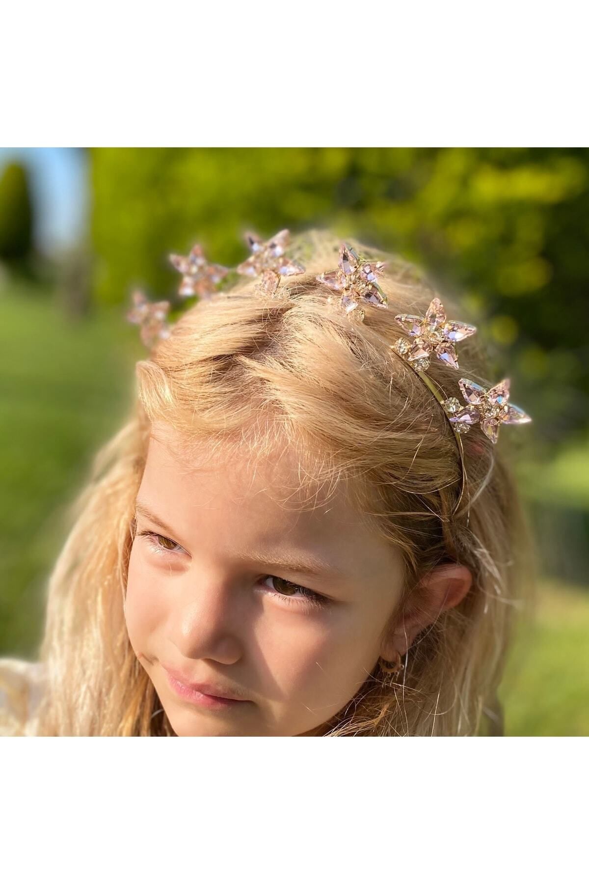 QUEEN AKSESUAR Kristal Taşlı Dik Kraliçe Çiçek Motifli Metal Lüks Taç Kına Nişan Yetişkin Tacı Pembe