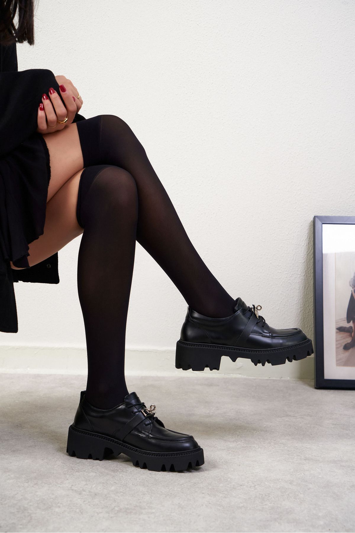 NİŞANTAŞI SHOES Zaina Siyah Mat Rugan Aksesuar Detay Kalın Taban Kadın Ayakkabı