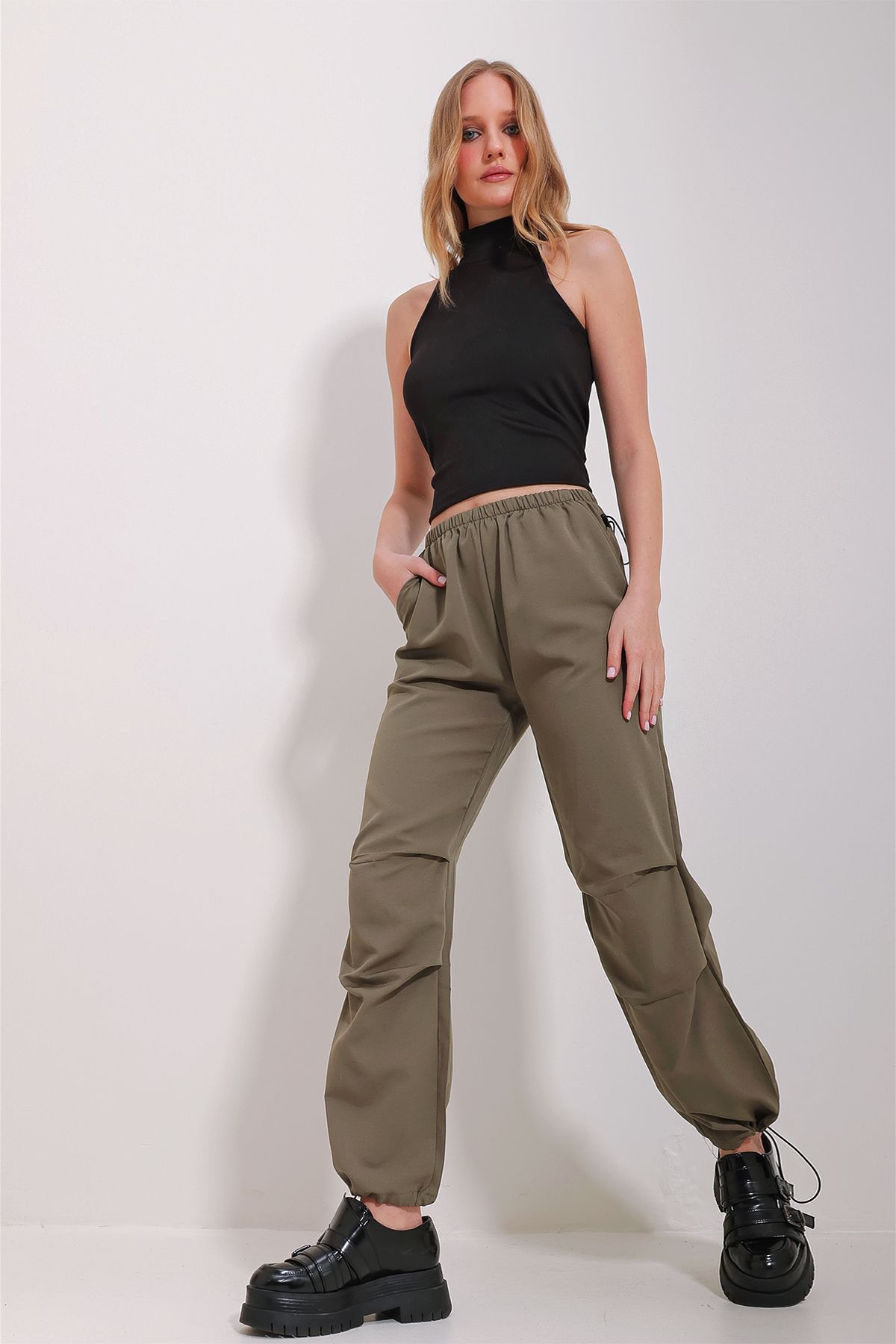 Trend Alaçatı Stili Kadın Haki Yüksek Bel Beli Lastikli Çift Cepli Paraşüt Kumaş Jogging Pantolon ALC-X9980
