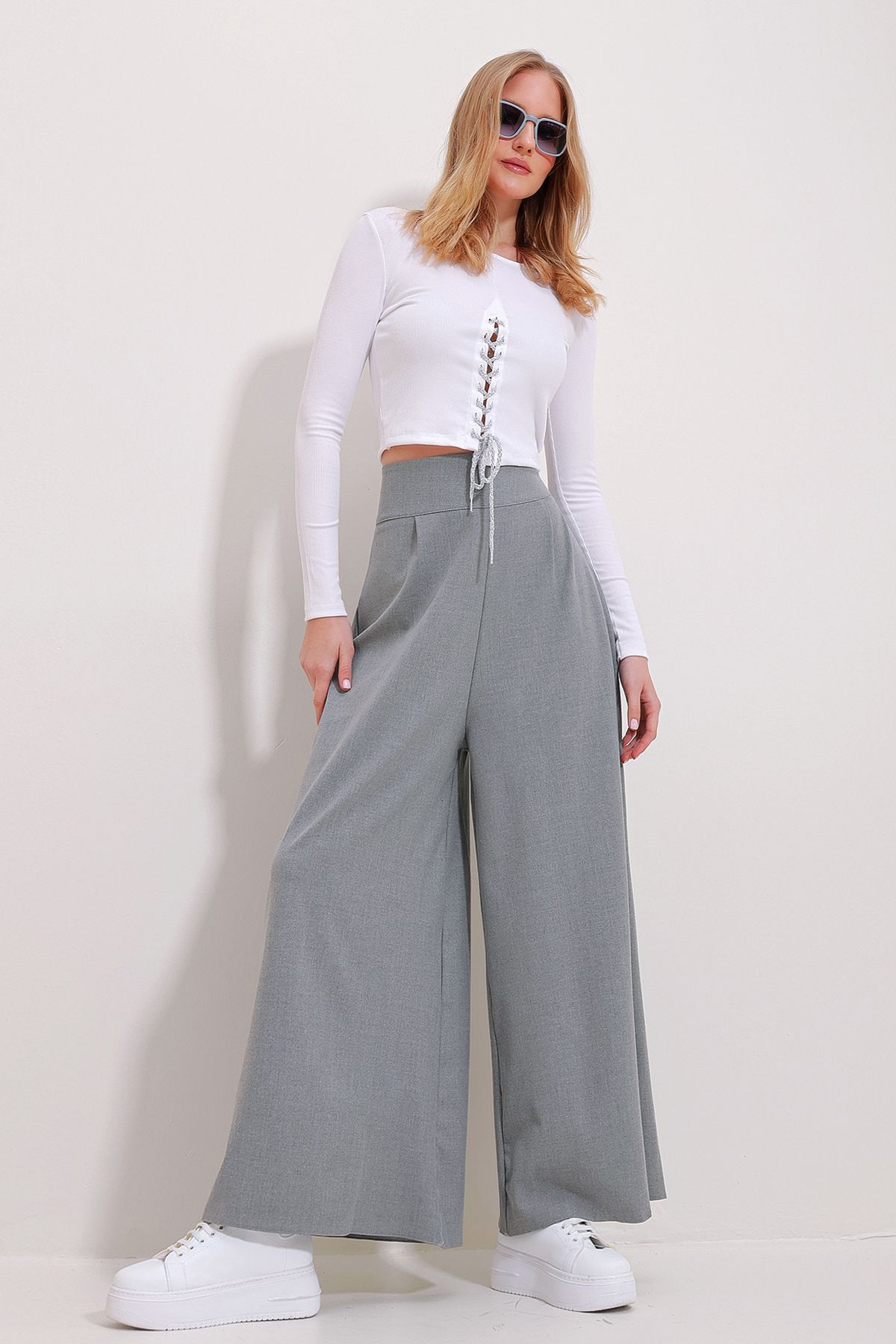 Trend Alaçatı Stili Kadın Gri Yüksek Bel Yanı Fermuarlı Bol Paça Dokuma Pantolon ALC-X11491