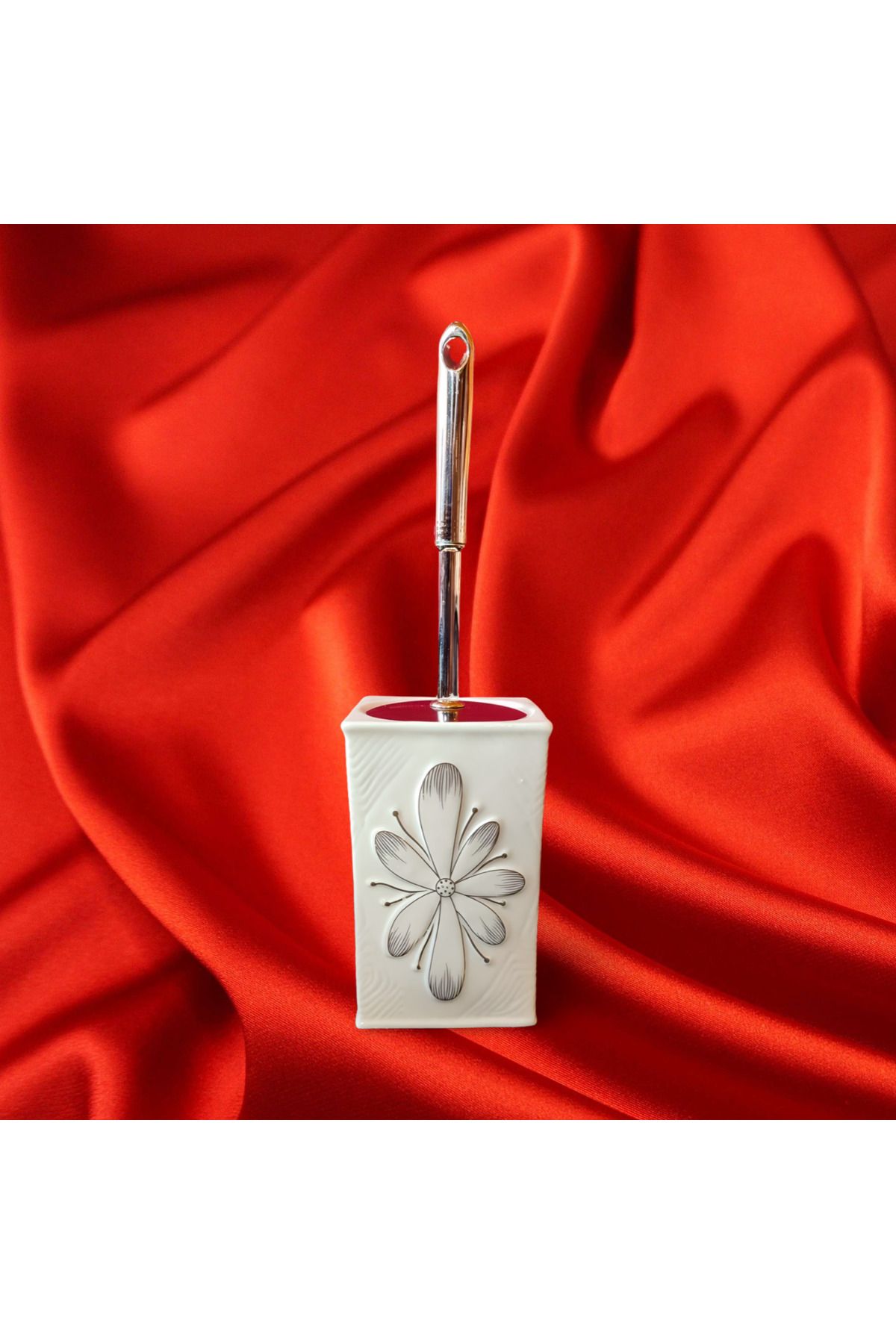 MADAME LUDA El Işlemeli Kabartma Çiçek Desenli Metal Sap Kapaklı 1. Sınıf Porselen Klozet Fırçası.