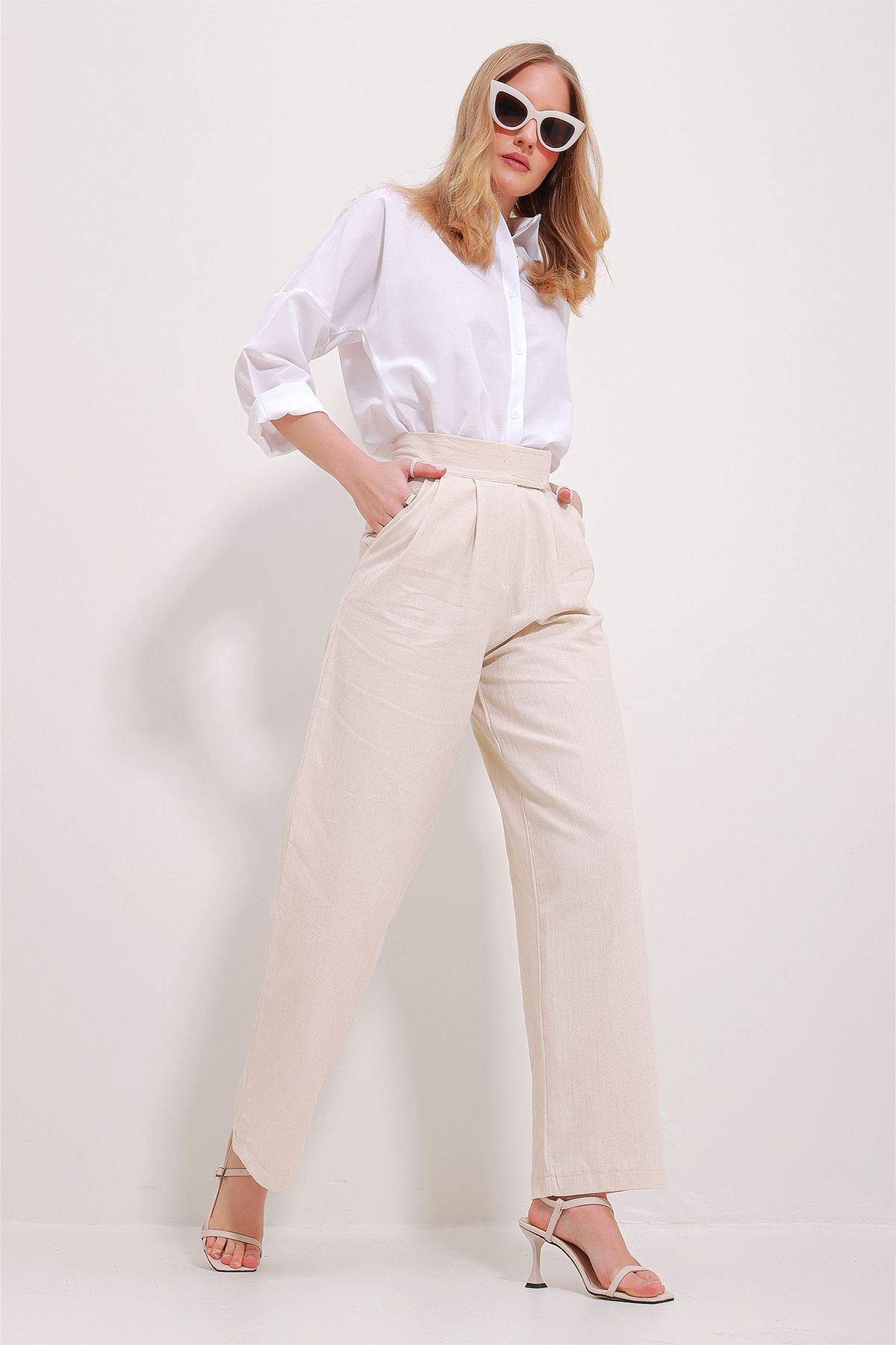 Trend Alaçatı Stili Kadın Krem Beli Cırt Cırtlı Cepli Balık Sırtı Pantolon ALC-X11490