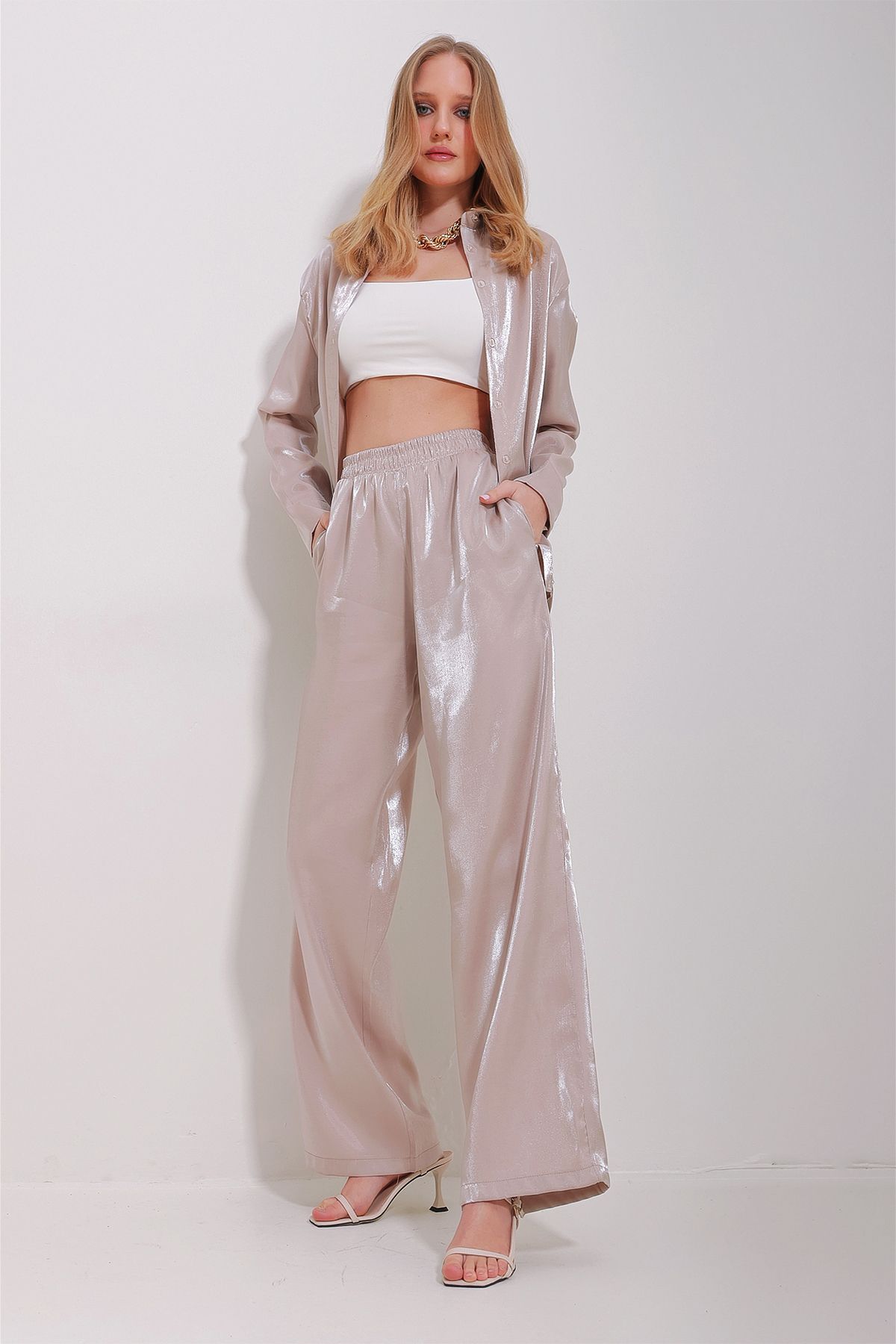 Trend Alaçatı Stili Kadın Bej Parlak Dokuma Oversize Pantolon ALC-X11493