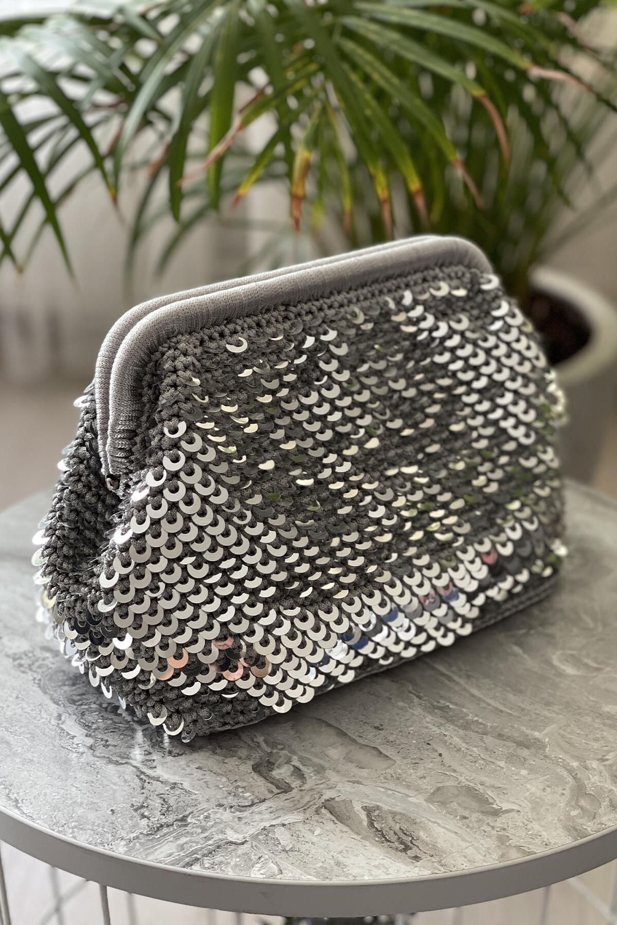 black ice atelier El Yapımı Gümüş Pullu Parlak Örgü El Çantası
