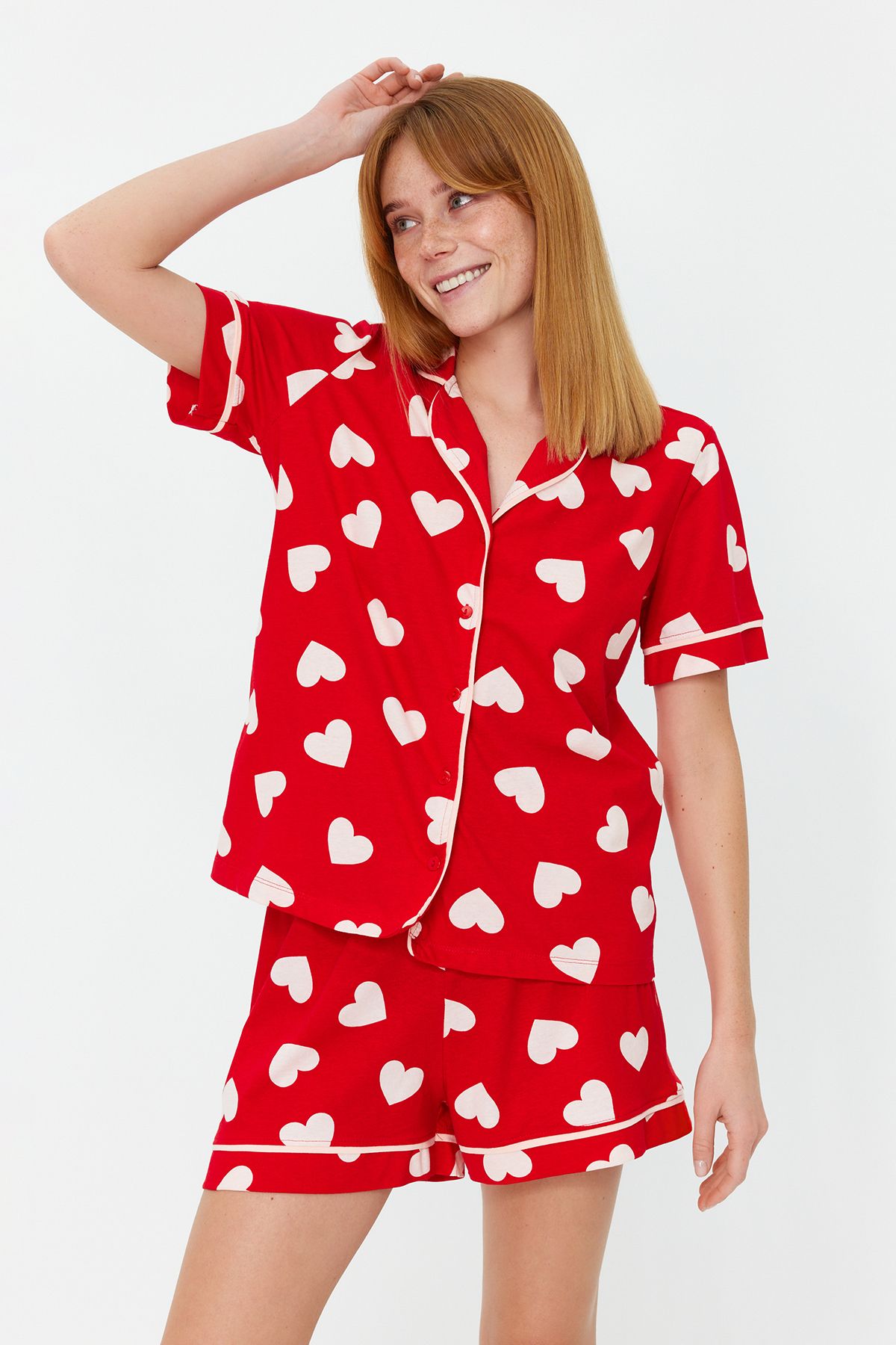 TRENDYOLMİLLA Kırmızı %100 Pamuk Kalp Desenli Biye Detaylı Gömlek-Şort Örme Pijama Takımı THMSS21PT1200