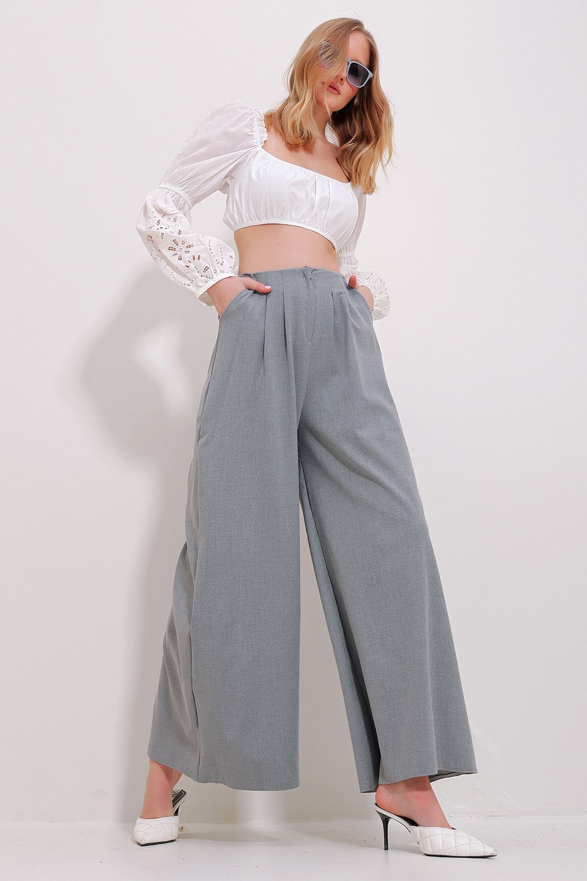 Trend Alaçatı Stili Kadın Gri Yüksek Bel Pensli Bol Paça Önden Fermuarlı Pantolon ALC-X11489