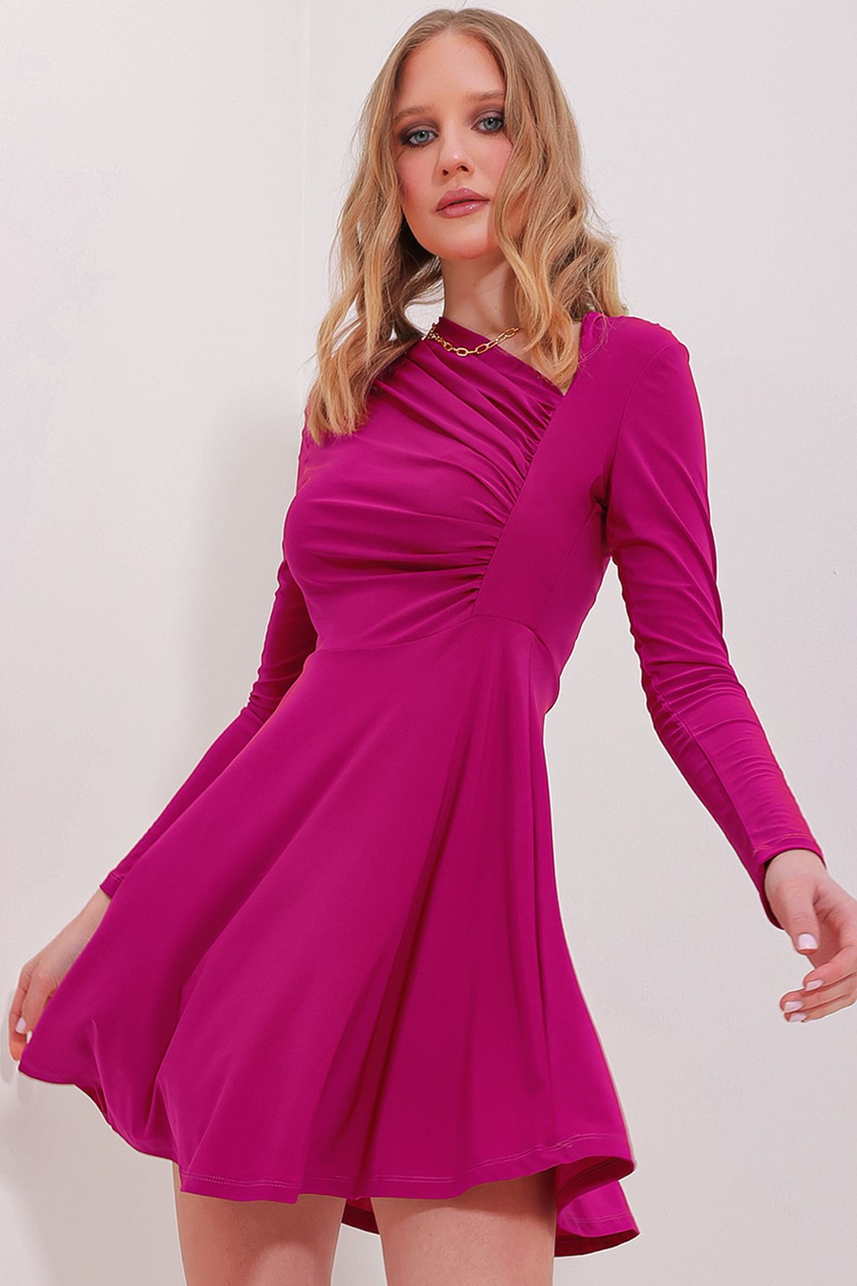 Trend Alaçatı Stili Kadın Violet Asimetrik Yaka Drapeli Sandy Kloş Elbise ALC-X11496