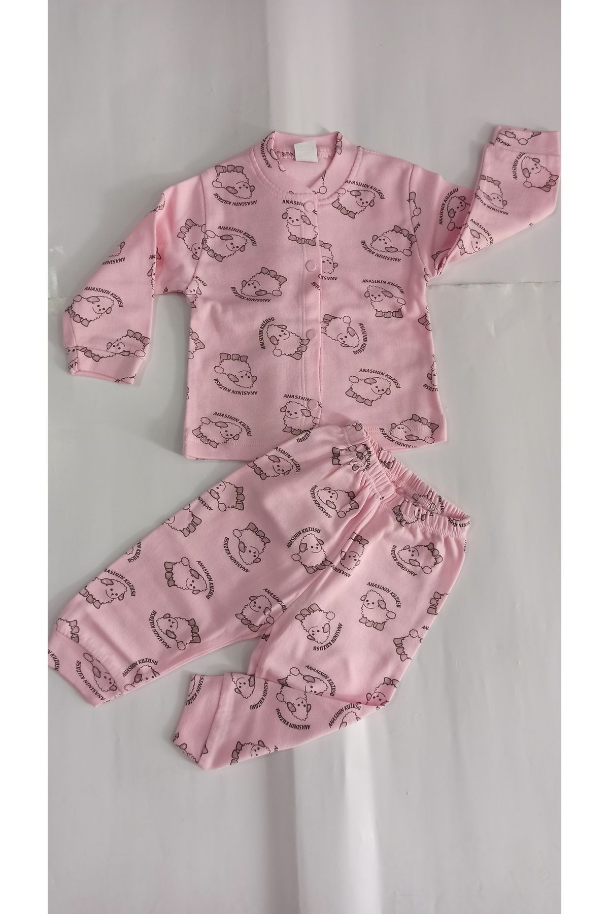 Sevilla Anasının kuzusu desenli önden çıtçıtlı bebek pijama takımı