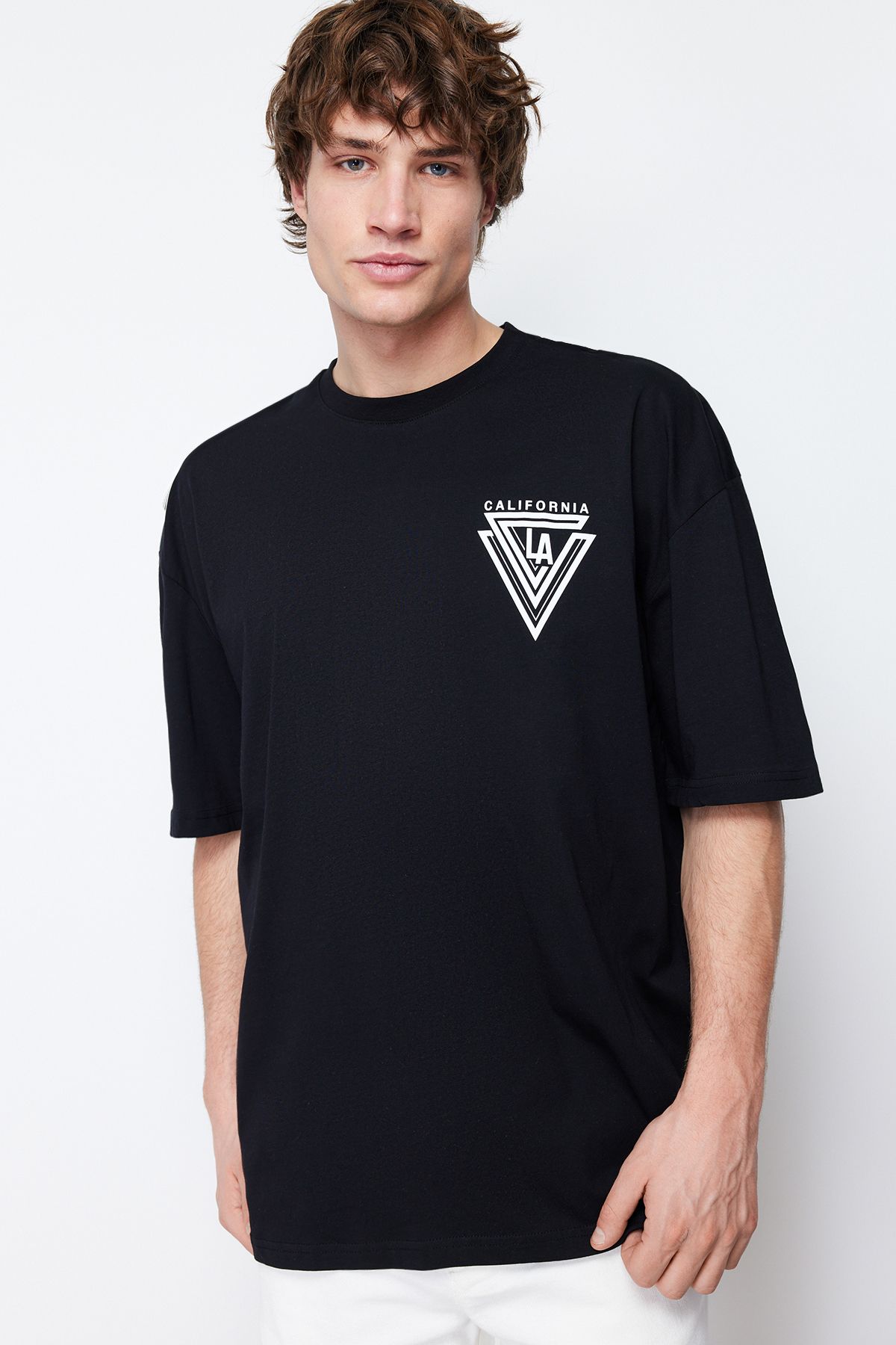 TRENDYOL MAN Siyah  Oversize/Geniş Kesim Şehir Baskılı %100 Pamuklu Kısa Kol T-Shirt TMNSS20TS1102