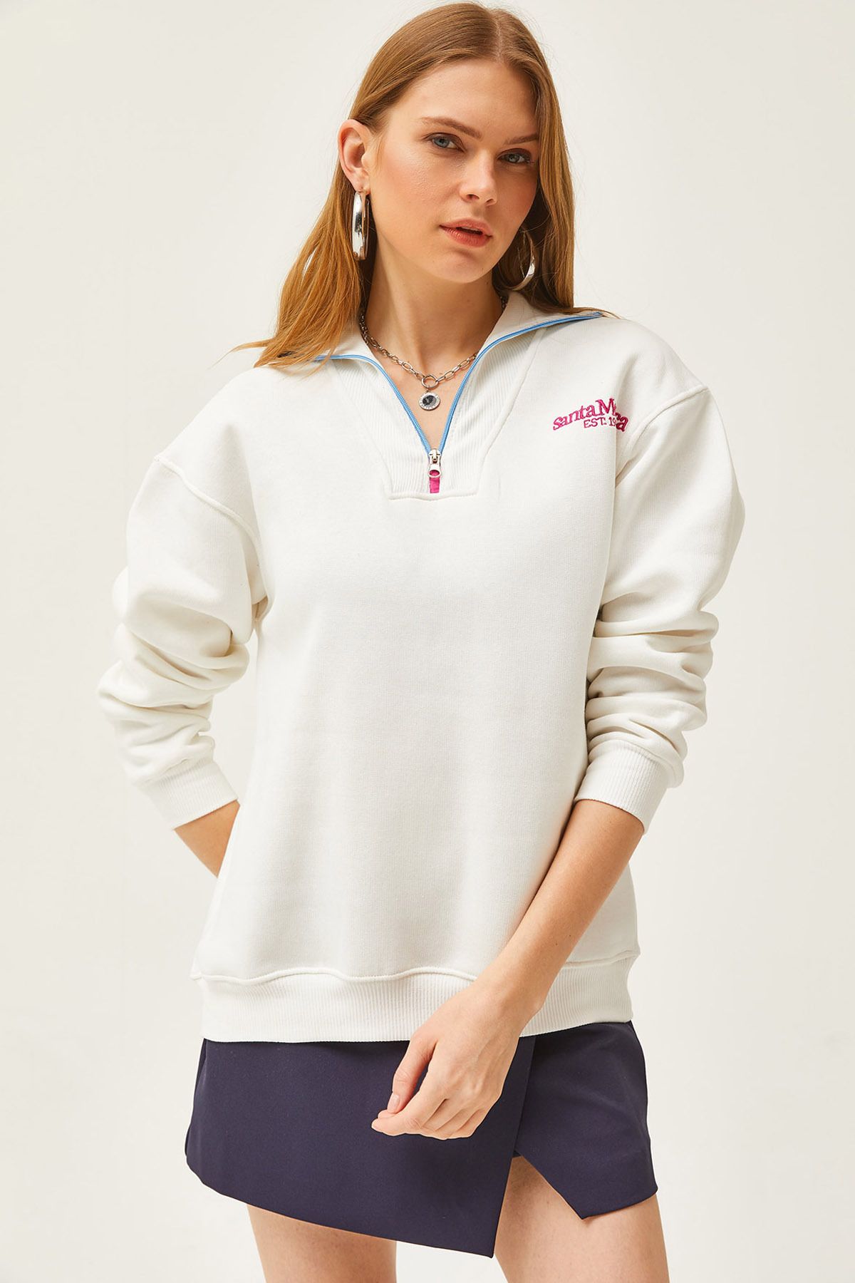 Olalook Kadın Beyaz Dik Yaka Fermuar Detaylı Şardonlu Oversize Sweatshirt SWT-19000648
