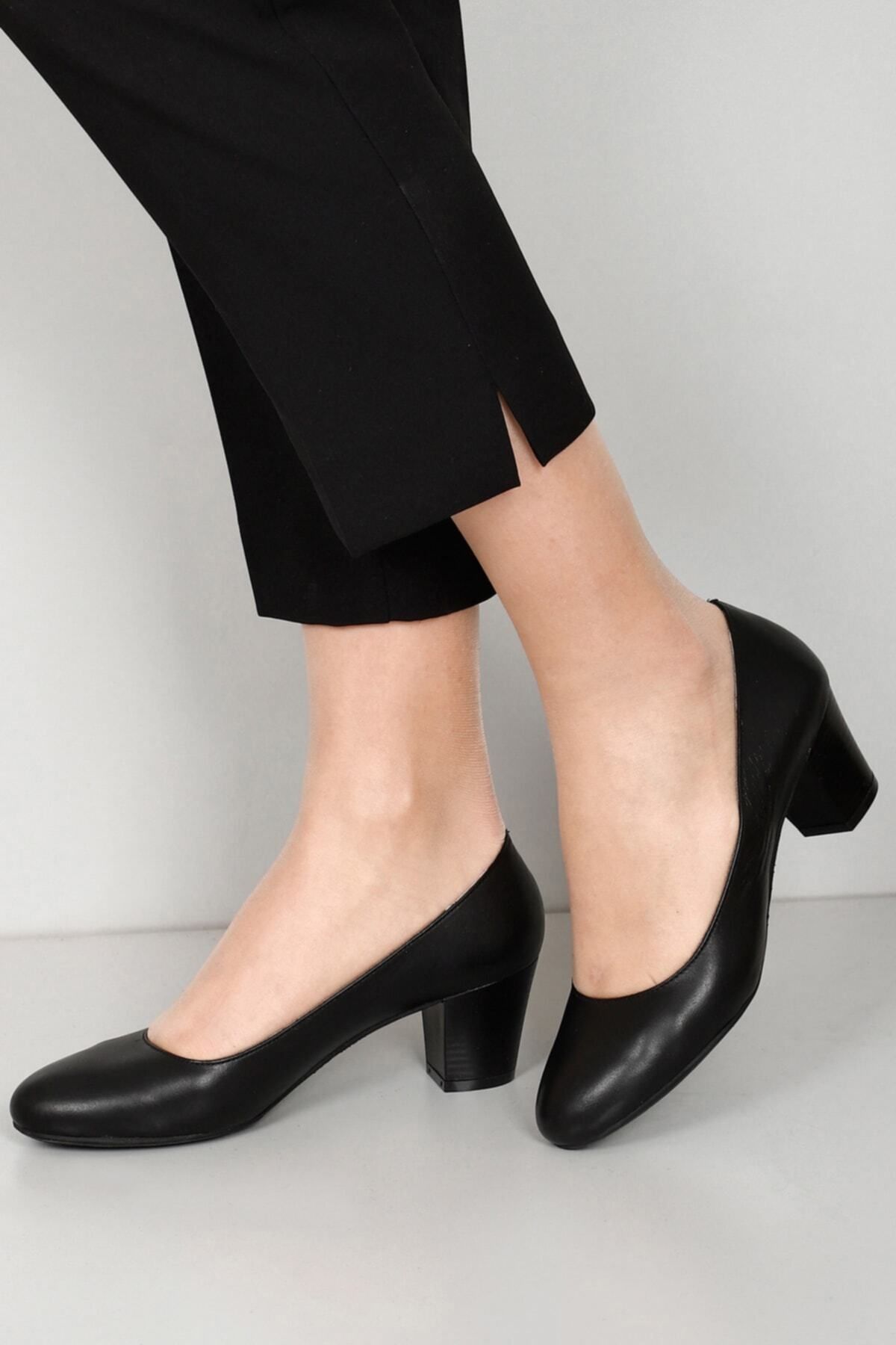 GÖNDERİ(R) Siyah Gön Hakiki Deri Yuvarlak Burun Orta Kalın Topuklu Kadın Ayakkabı 77164