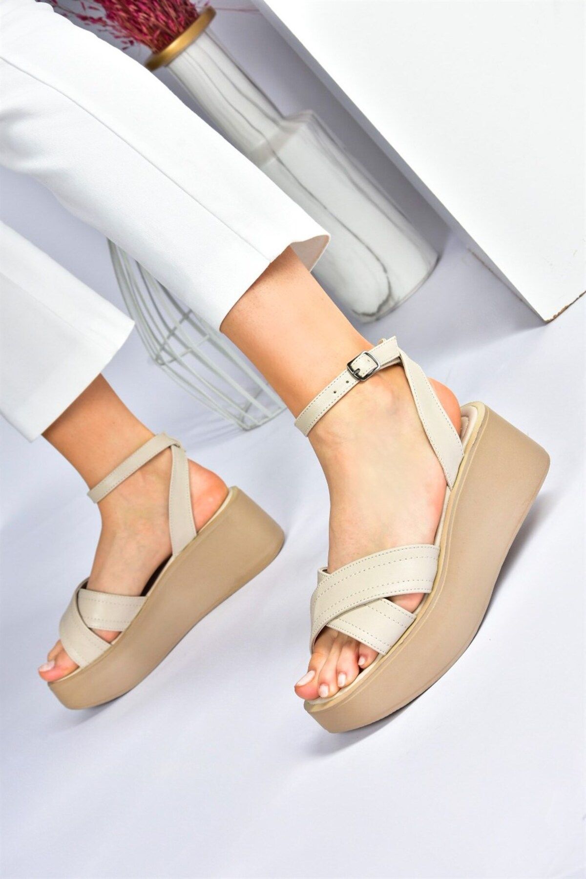Fox Shoes Bej Kalın Tabanlı Günlük Kadın Sandalet M996186209