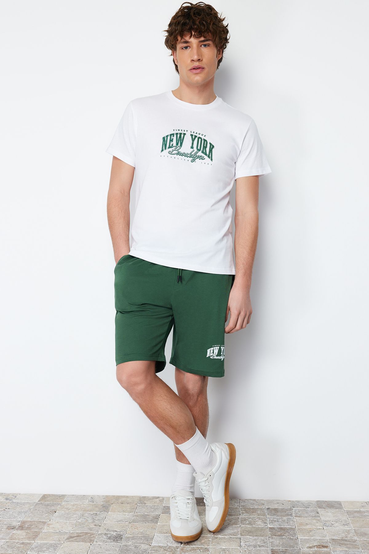 TRENDYOL MAN Ekru- Yeşil Baskılı Regular Fit Örme Şortlu Pijama Takımı TMNSS24PT00012