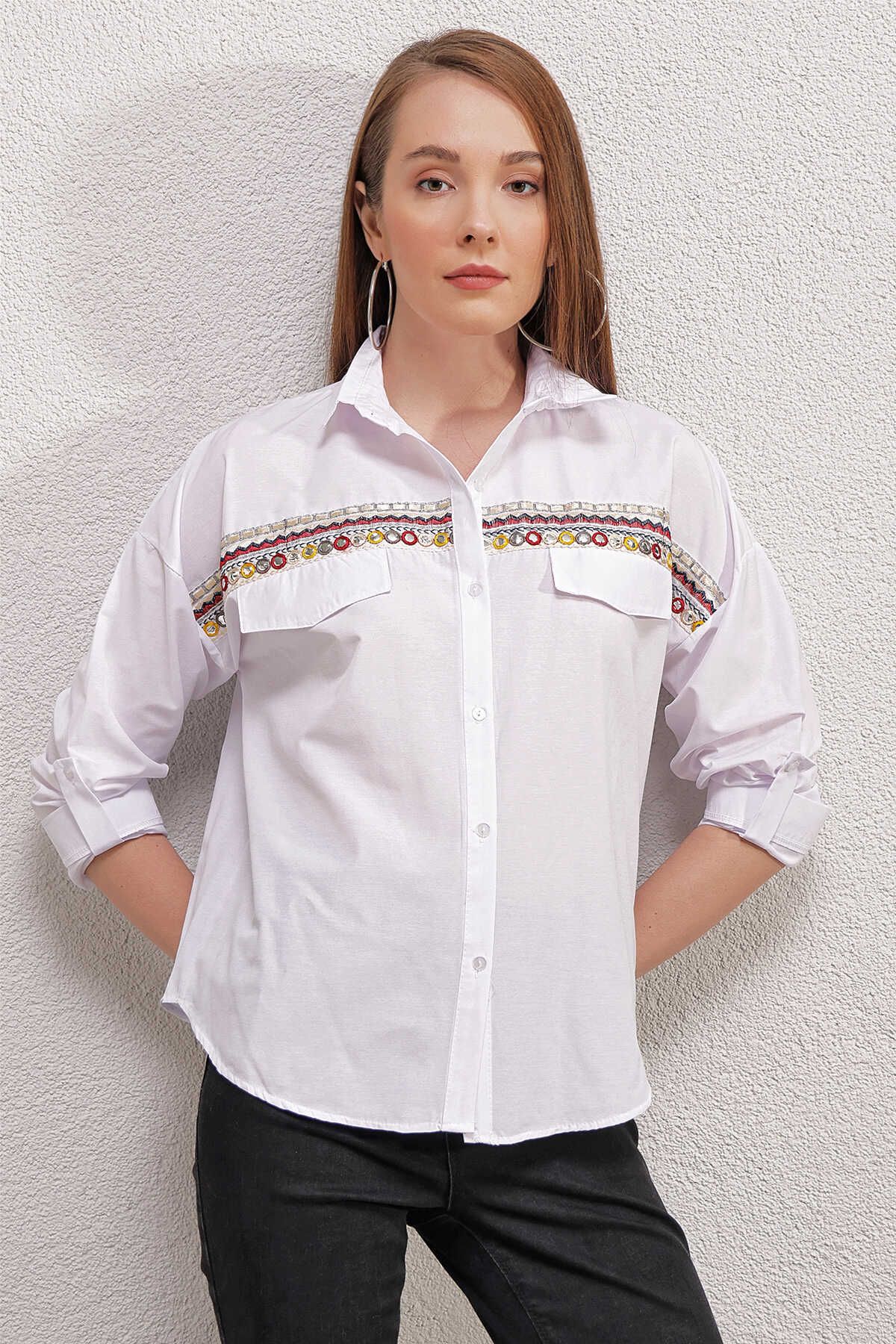 Z GİYİM Kadın Beyaz Nakış İşlemeli Cep Kapak Detaylı Gömlek