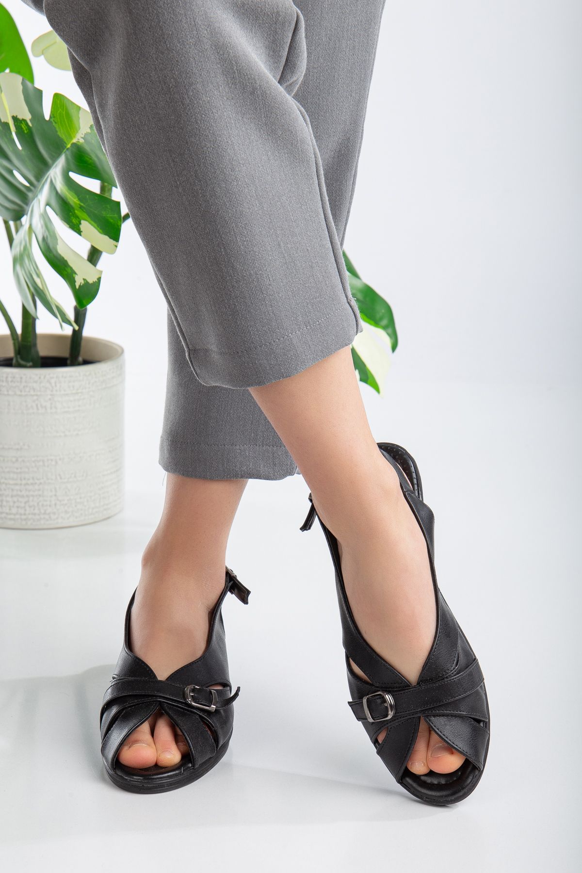 kabkabi Kadın Siyah Ve Krem Bantlı Yazlık Ortopedik Taban Anne Ayakkabısı Sandalet