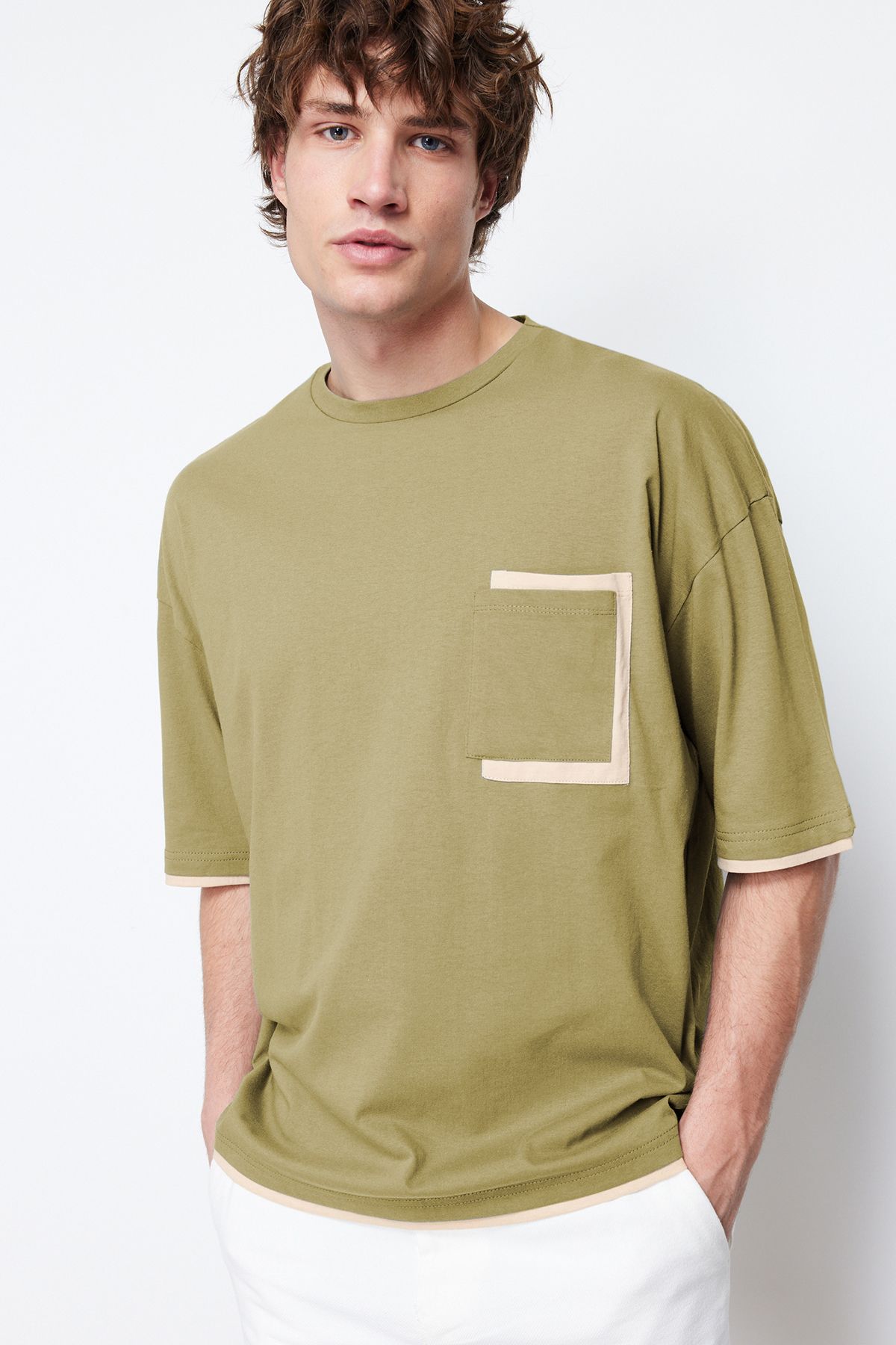 TRENDYOL MAN Haki Oversize Cepli Renk Bloklu %100 Pamuklu T-Shirt TMNSS22TS0527