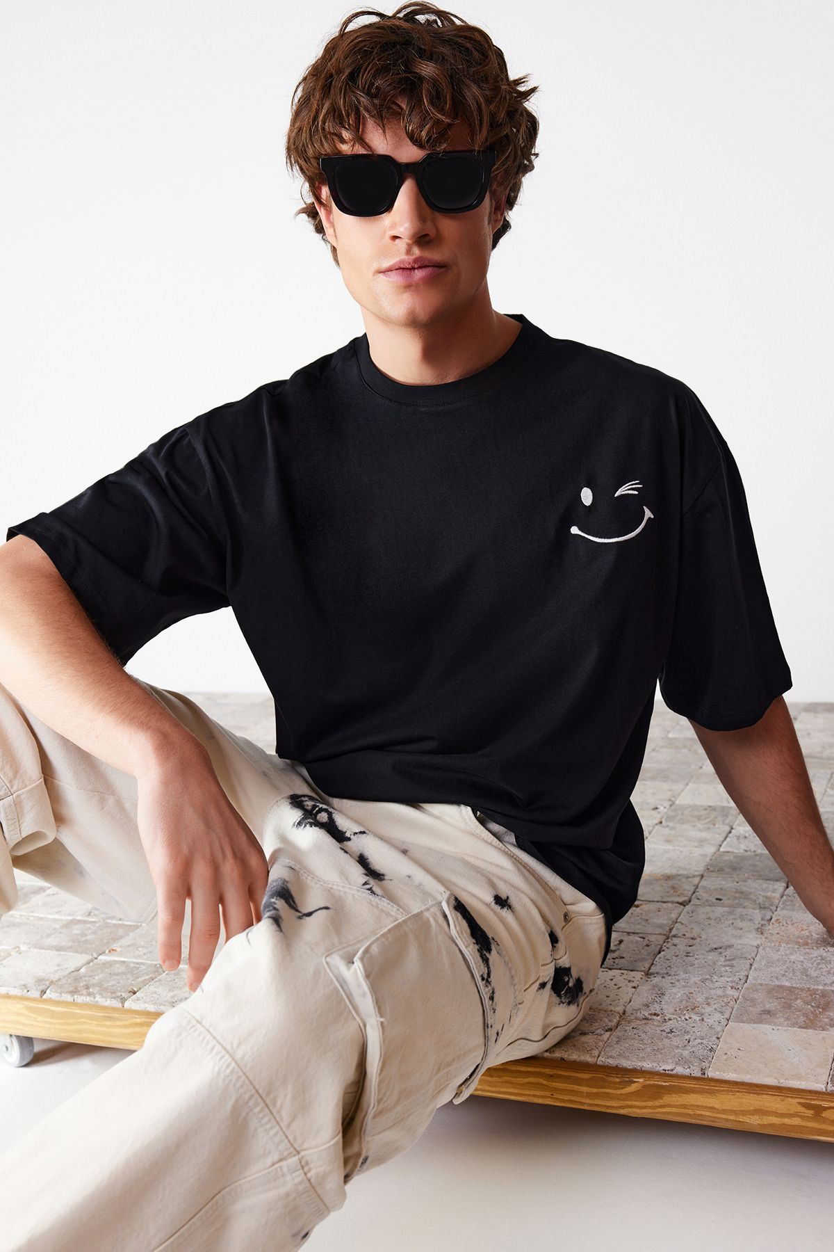 TRENDYOL MAN Siyah  Oversize/Geniş Kesim Nakışlı %100 Pamuklu T-Shirt TMNSS21TS3685