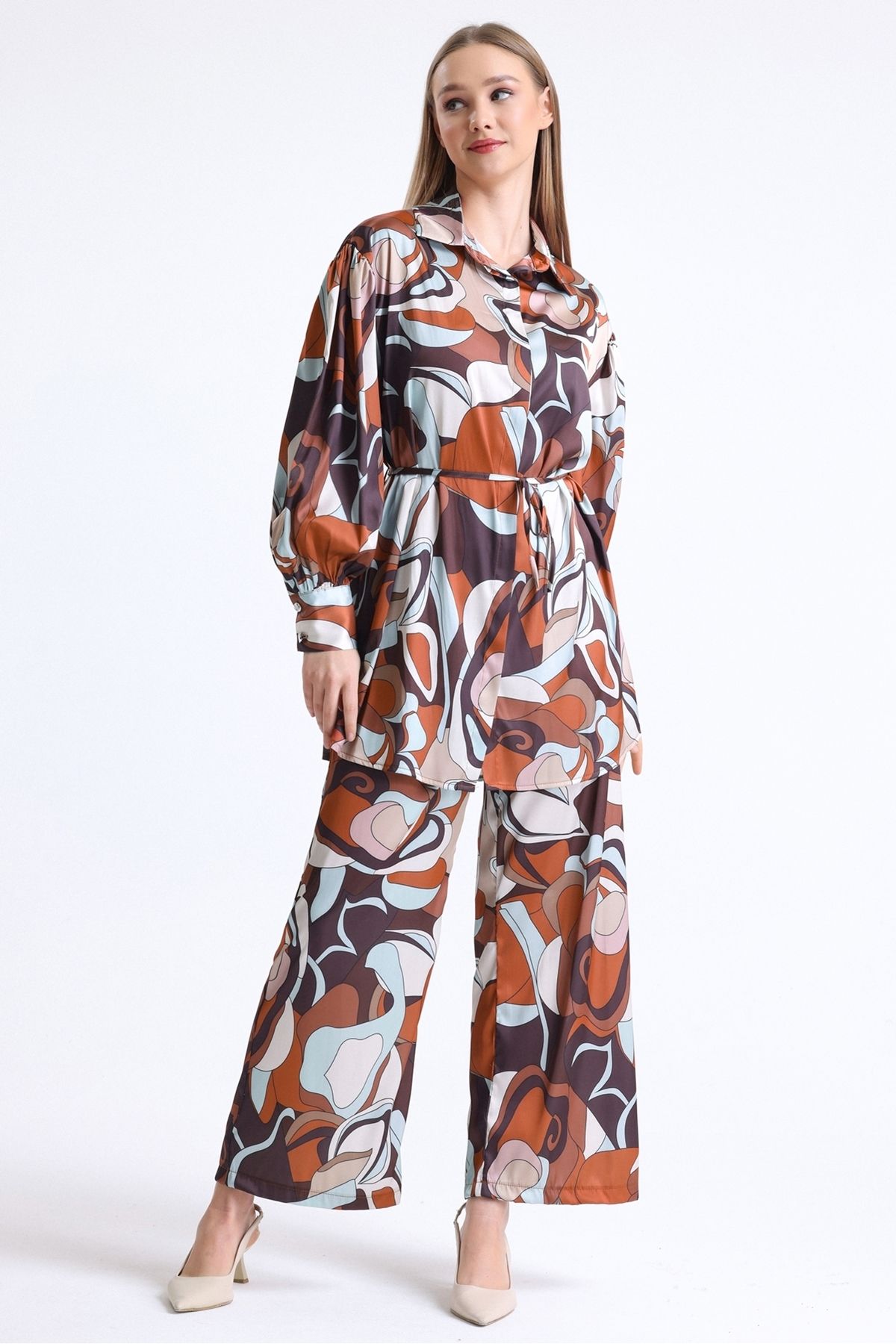 MD trend Kadın Geometrik Desenli Kuşaklı Geniş Paça Pantolon Ve Balon Kollu Tunik Alt-Üst Saten Takım