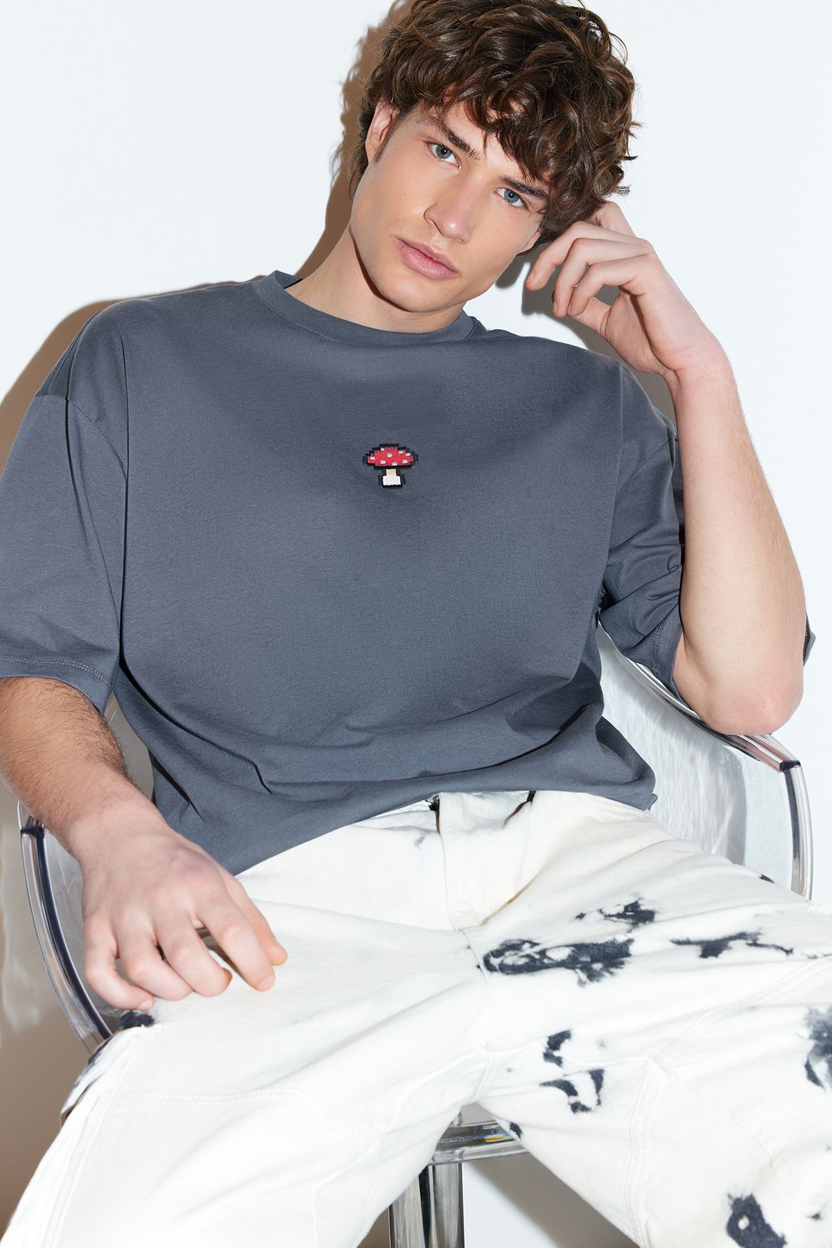 TRENDYOL MAN Antrasit  Oversize Mantar Nakışlı %100 Pamuklu T-Shirt TMNSS24TS00070