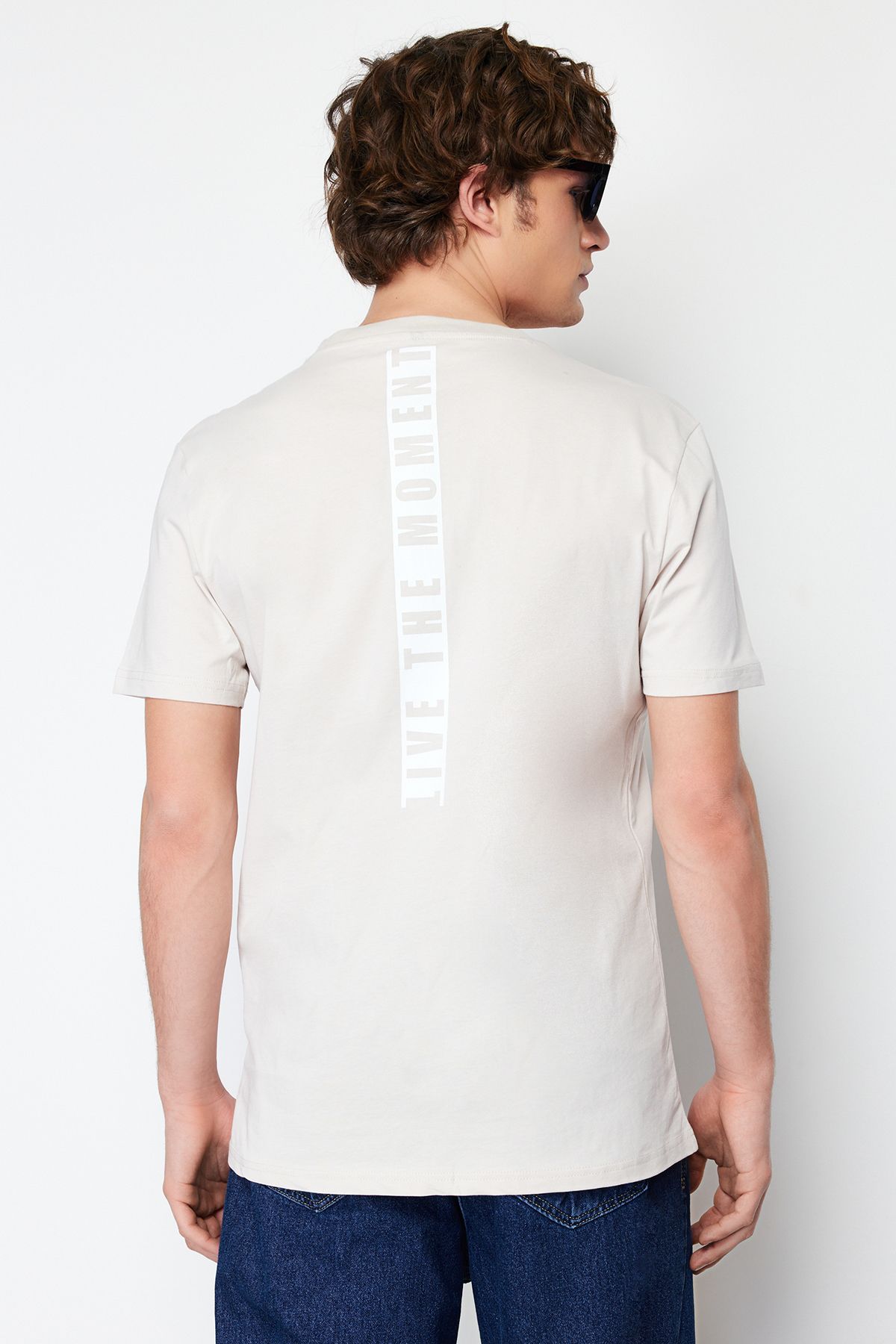 TRENDYOL MAN Taş  Regular/Normal Kesim Sırtı Yazı Baskılı %100 Pamuklu Kısa Kol T-Shirt TMNSS24TS00126