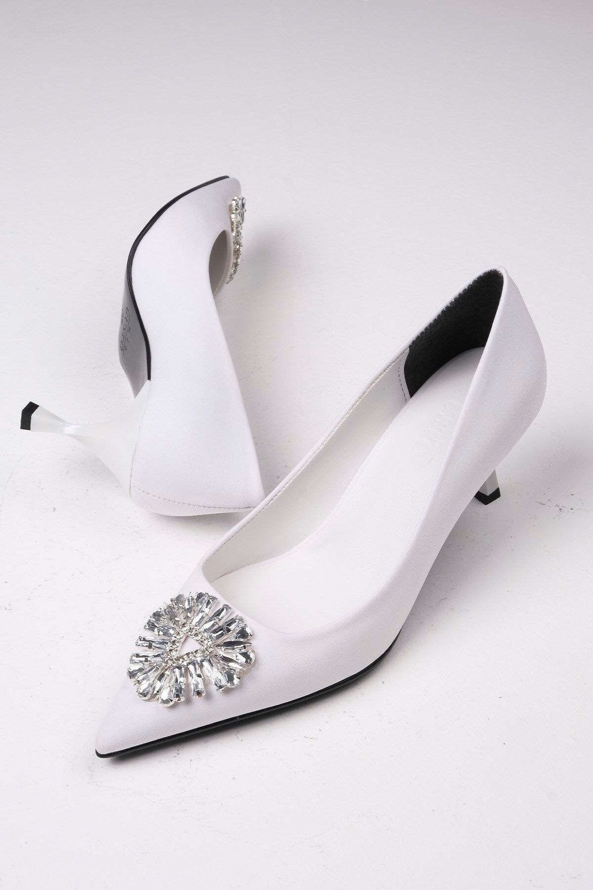 Mio Gusto Alexandra Beyaz Renk Kristal Taşlı Mat Saten Kumaş Kadın Abiye Stiletto Ayakkabı