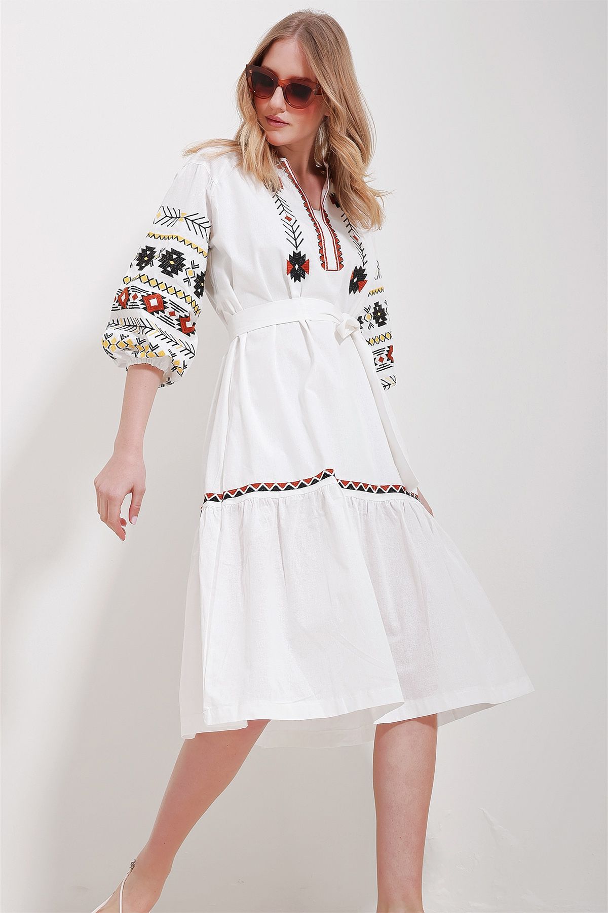 Trend Alaçatı Stili Kadın Beyaz Hakim Yaka Balon Kol İçi Astarlı Kemerli Nakış İşlemeli Elbise ALC-X11571