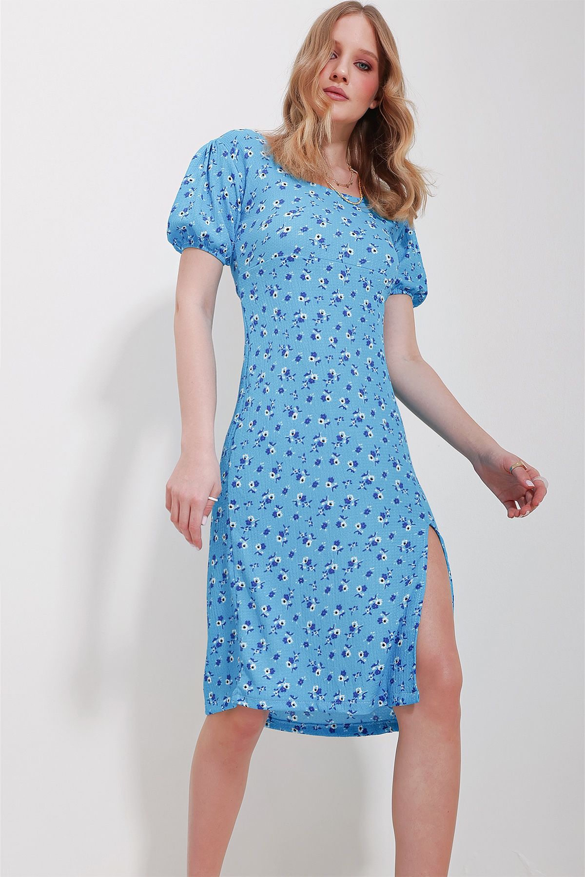 Trend Alaçatı Stili Kadın Mavi Kare Yaka Sırtı Bağcıklı Yırtmaçlı Desenli Elbise ALC-X11590