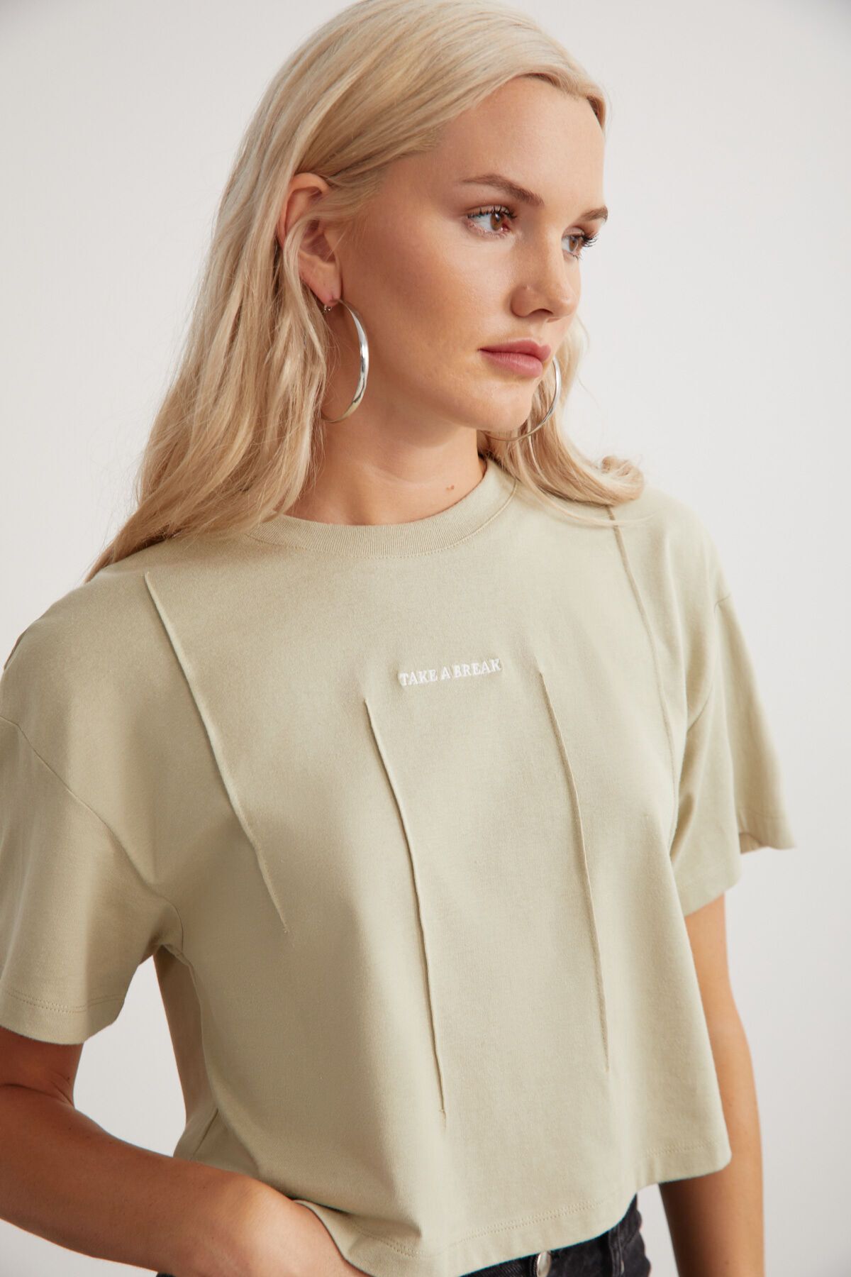 GRIMELANGE Keanne Kadın Açık Haki %100 Pamuk Nakış Detaylı Bej T-shirt