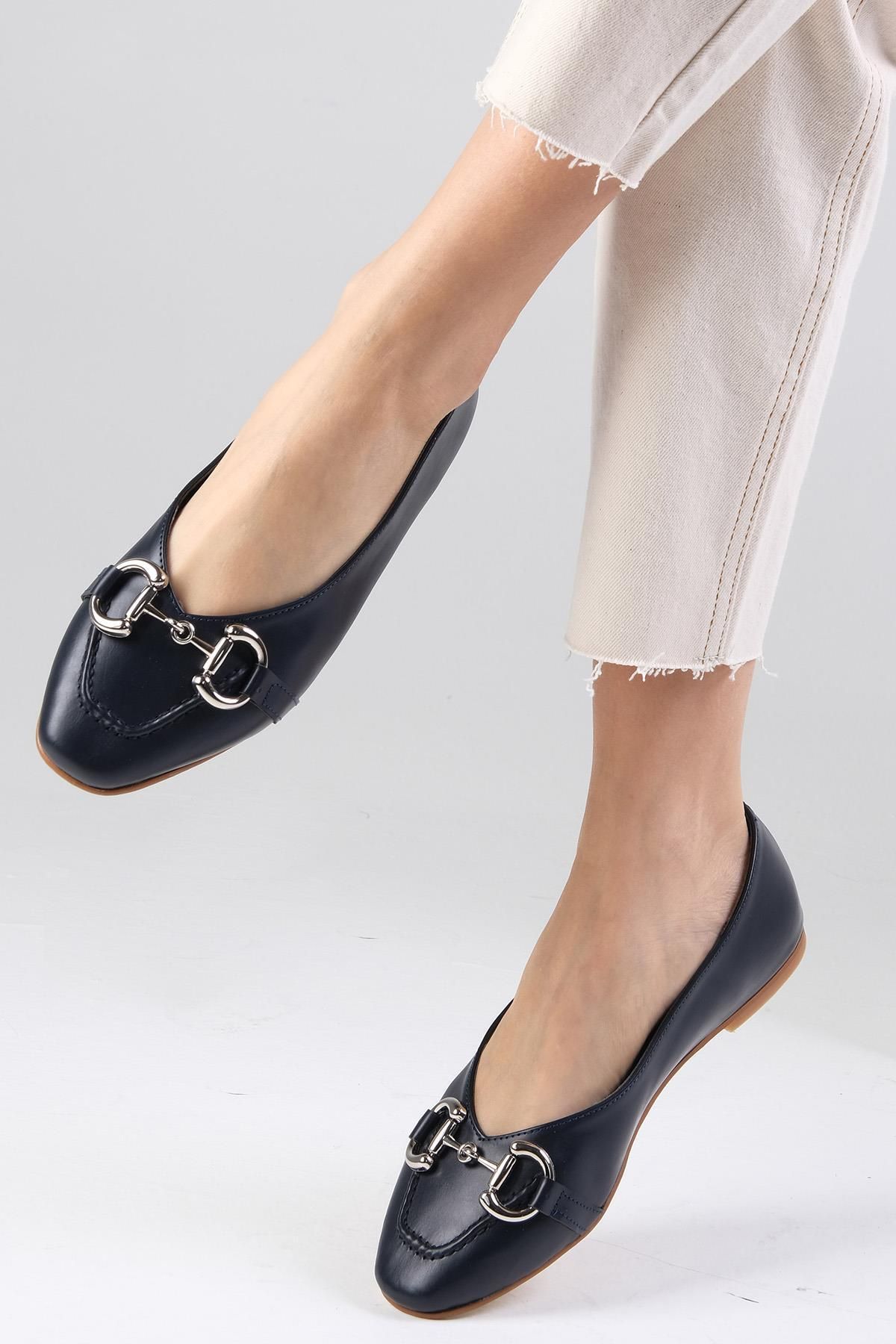 Mio Gusto Lacivert Renk Zincir Aksesuarlı Küt Burunlu Kadın Babet Düz Ayakkabı