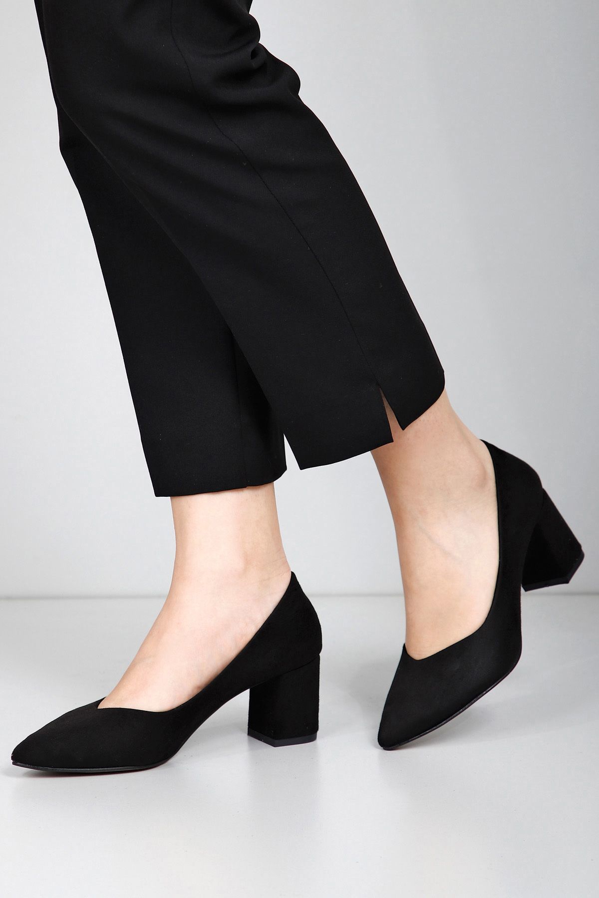 GÖNDERİ(R) Siyah Süet Gön Sivri Burun Orta Kalın Topuklu Kadın Ayakkabı 38918