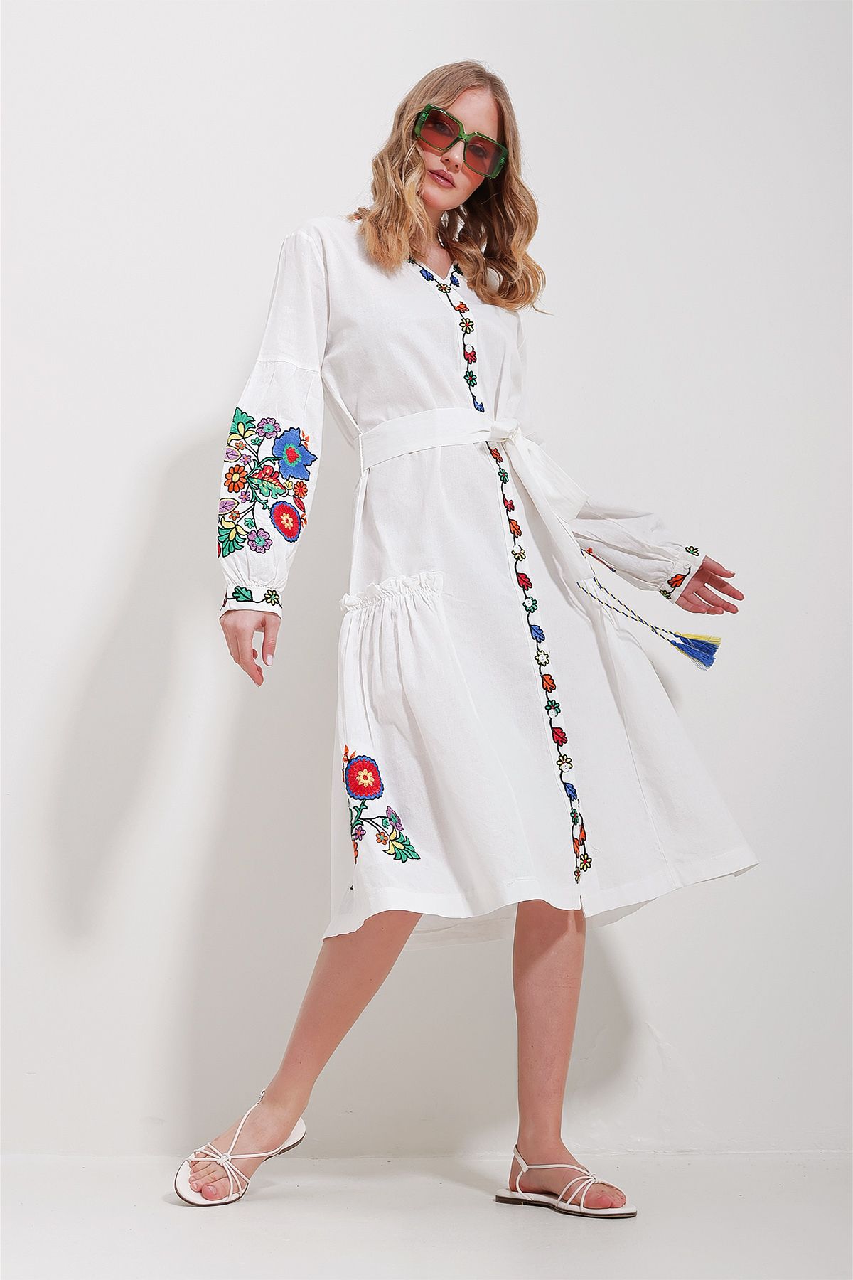 Trend Alaçatı Stili Kadın Beyaz V Yaka Full Nakışlı Astarlı Dokuma Elbise ALC-X11565