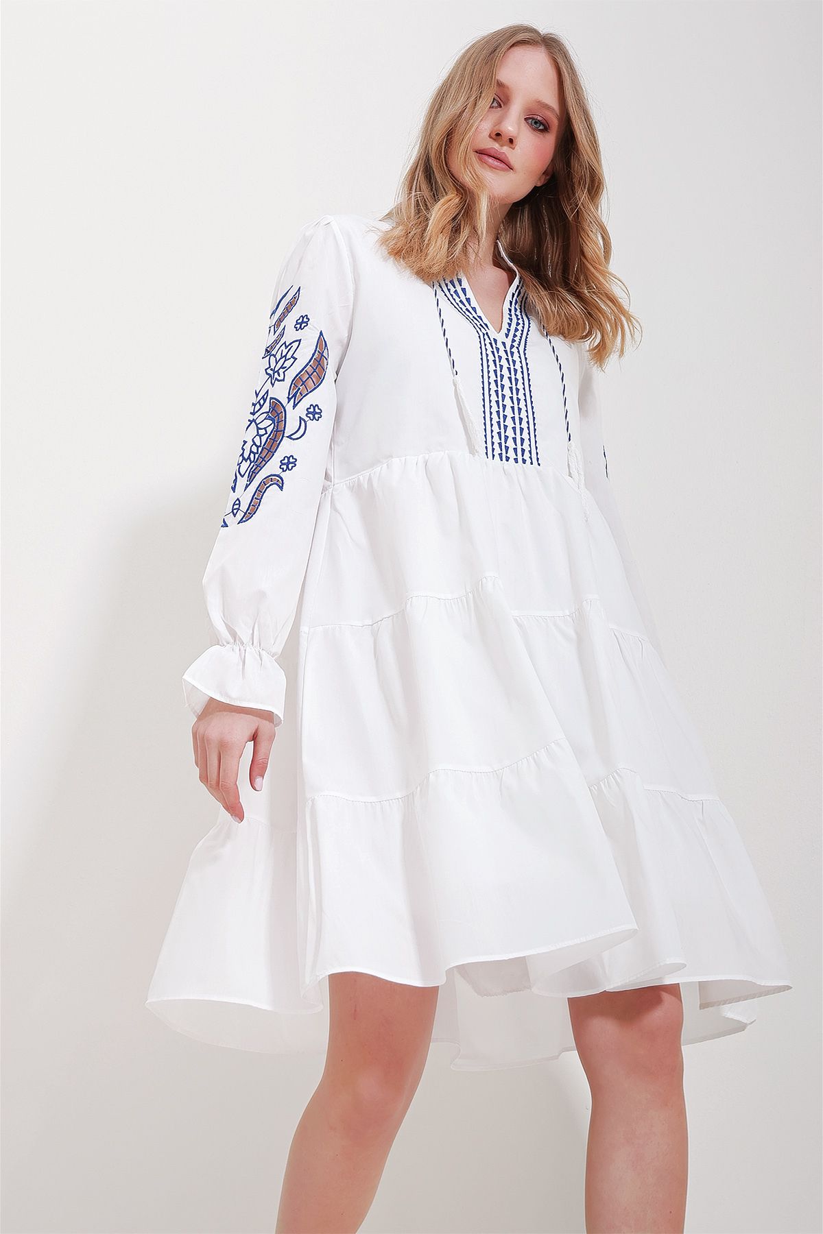 Trend Alaçatı Stili Kadın Beyaz Hakim Yaka İçi Astarlı Nakış İşlemeli Elbise ALC-X11572