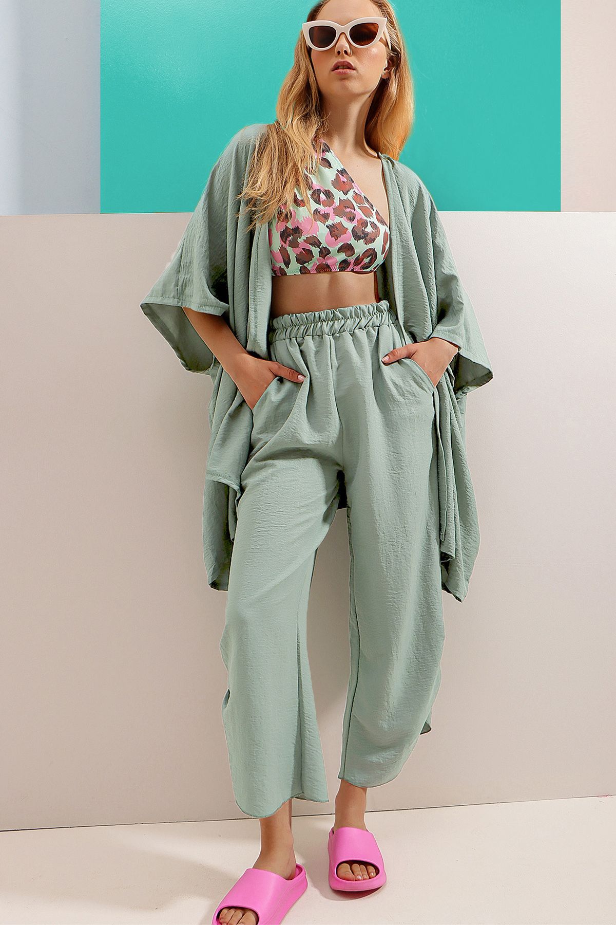 Trend Alaçatı Stili Kadın Su Yeşili Paçası Yırtmaçlı Kendinden Dokulu Pantolon Ve Ceket İkili Takım ALC-752-001