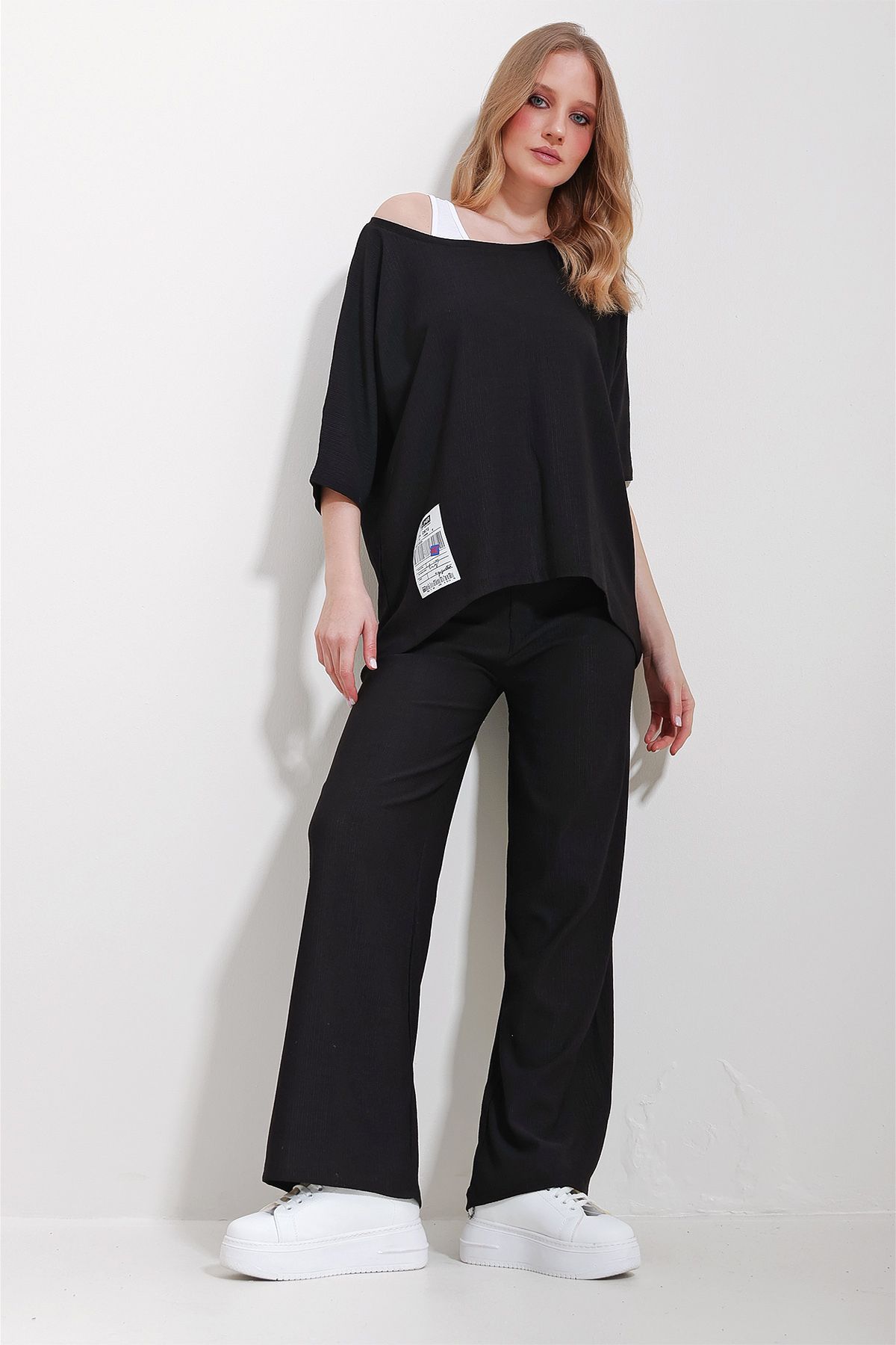 Trend Alaçatı Stili Kadın Siyah Kayık Yaka Bluz Ve Palazzo Pantolon 3'Lü Takım ALC-X11605
