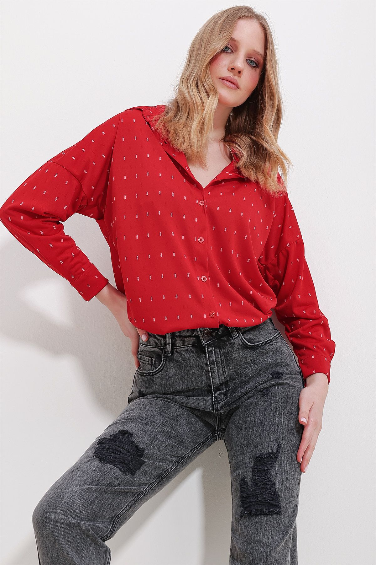 Trend Alaçatı Stili Kadın Kırmızı Kendinden Dokulu Oversize Gömlek ALC-X11596