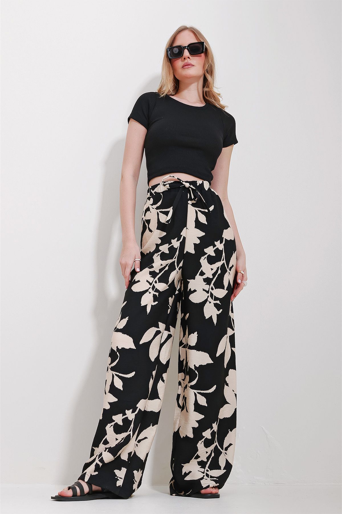 Trend Alaçatı Stili Kadın Vanilya-Siyah Desenli Rahat Kesim Dokuma Pantolon ALC-X6528