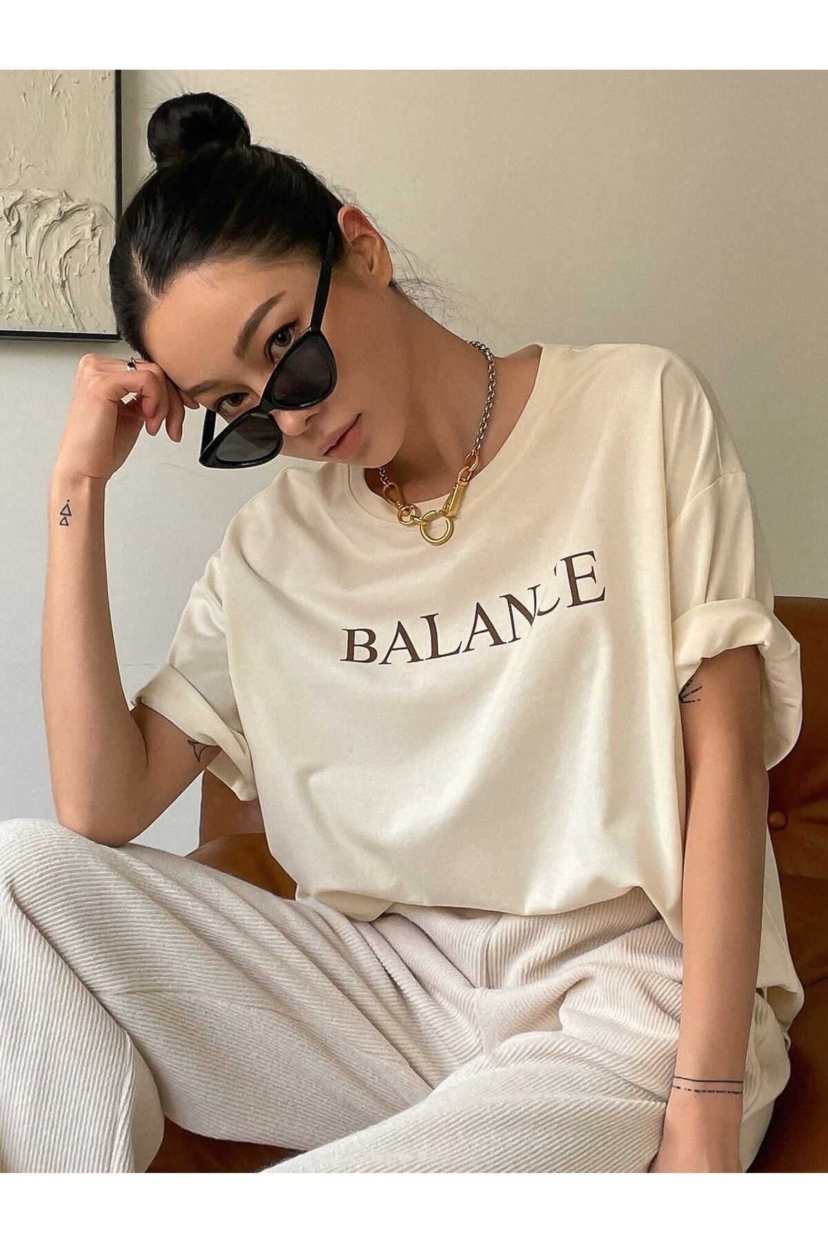 AFROGİYİM Kadın Bej Balance Baskılı Oversize T-shirt