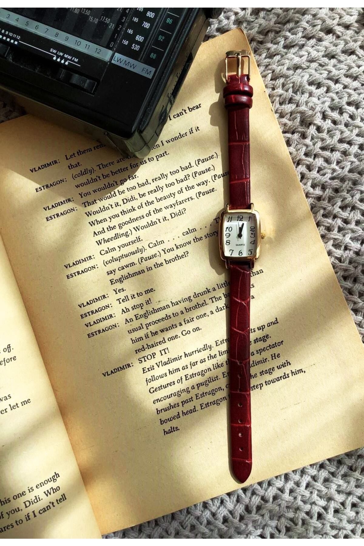 Ricardo Saat Kırmızı Vintage Model Dikdörtgen Kadranlı Deri Kordonlu Kadın Kol Saati