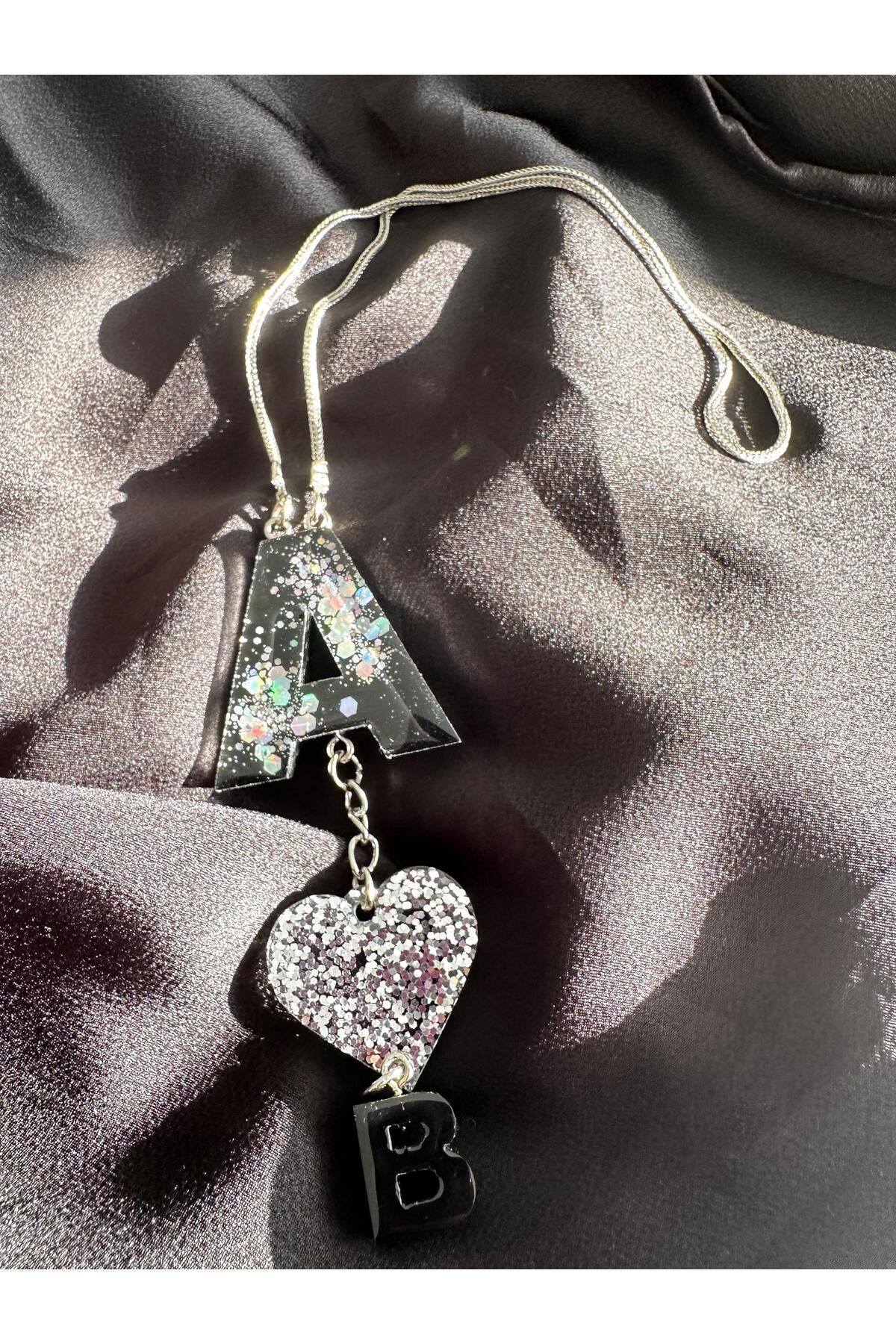 schkırt A Harf Eş Harfli Siyah Üzeri Gümüş Glitterli Kalpli Epoksi Dikiz Ayna Süsü Sevgililer Günü Hediyelik