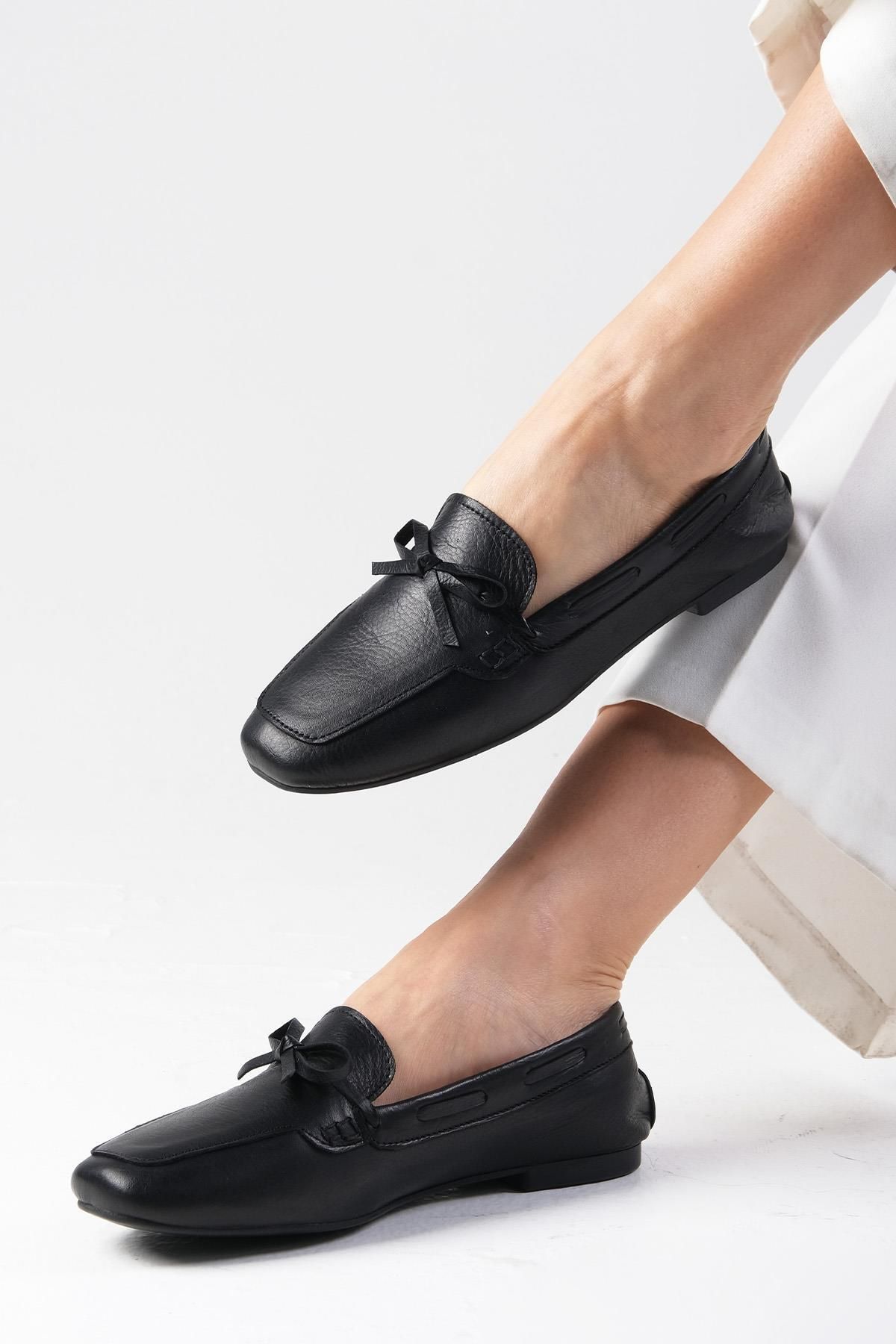 Mio Gusto Isla Hakiki Deri Siyah Renk Fiyonk Aksesuarlı Küt Burunlu Kadın Loafer Ayakkabı